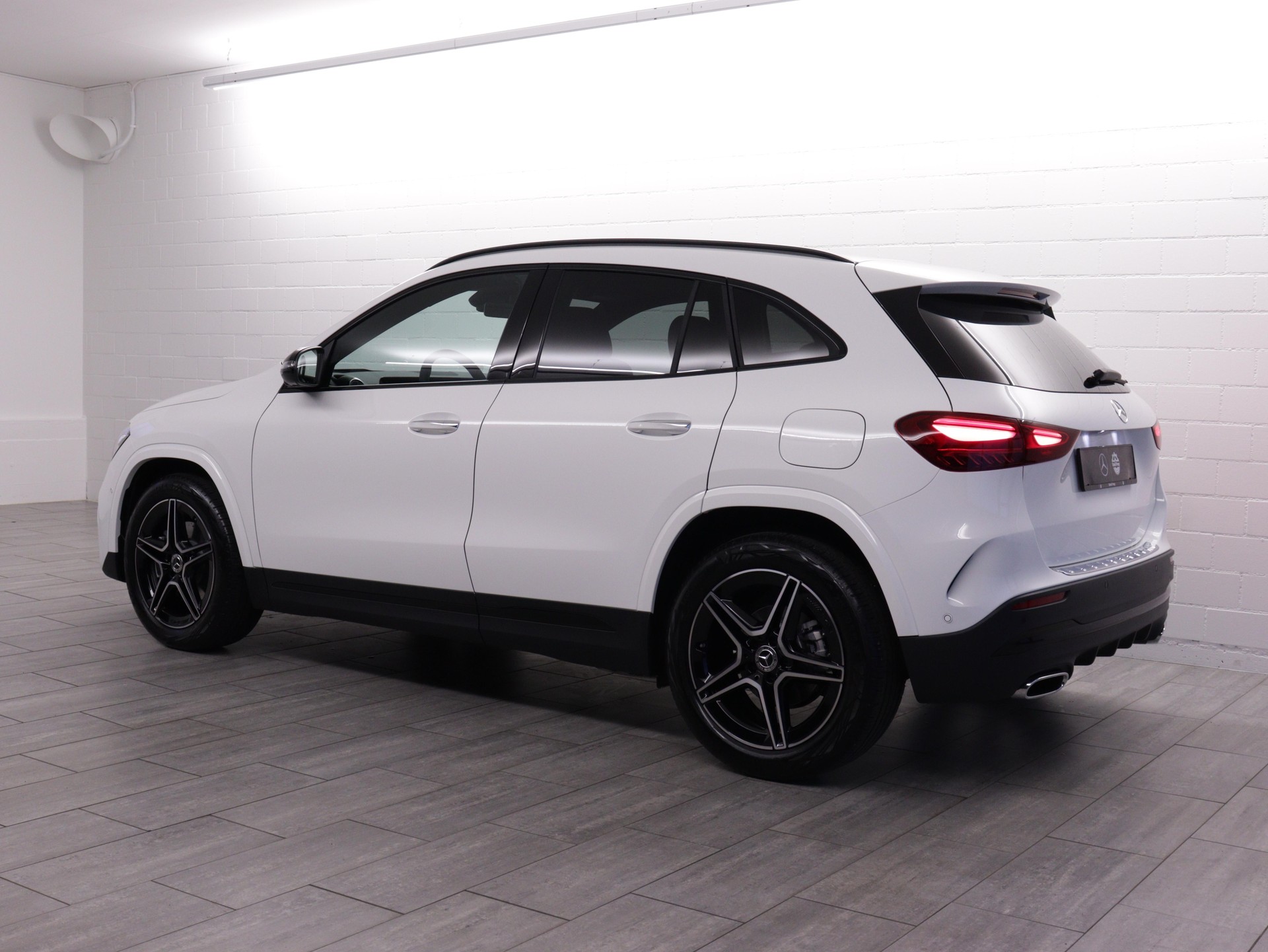 MERCEDES-BENZ GLA 200 Night Star AMG Line-image-2