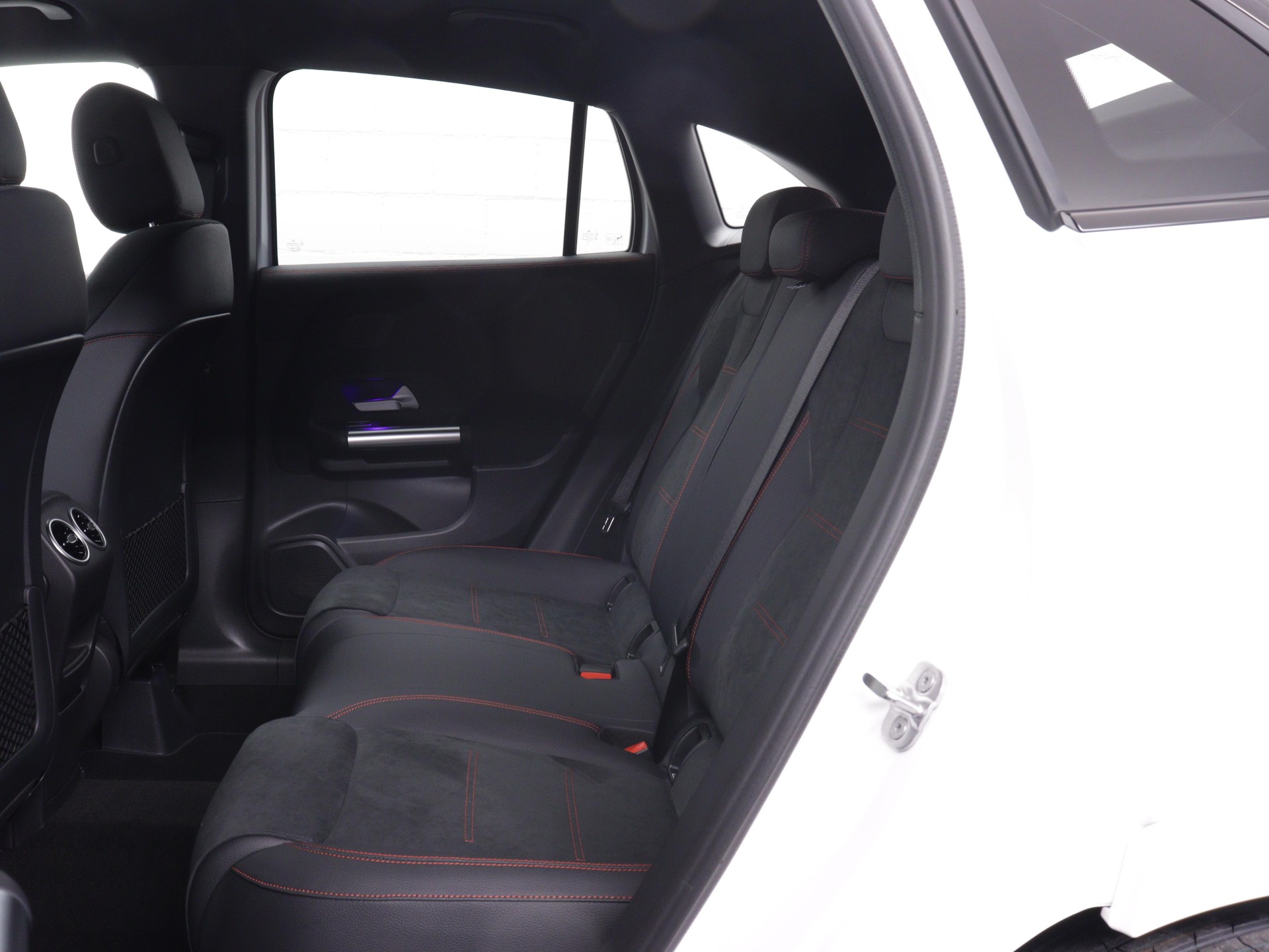 MERCEDES-BENZ GLA 200 Night Star AMG Line-image-10