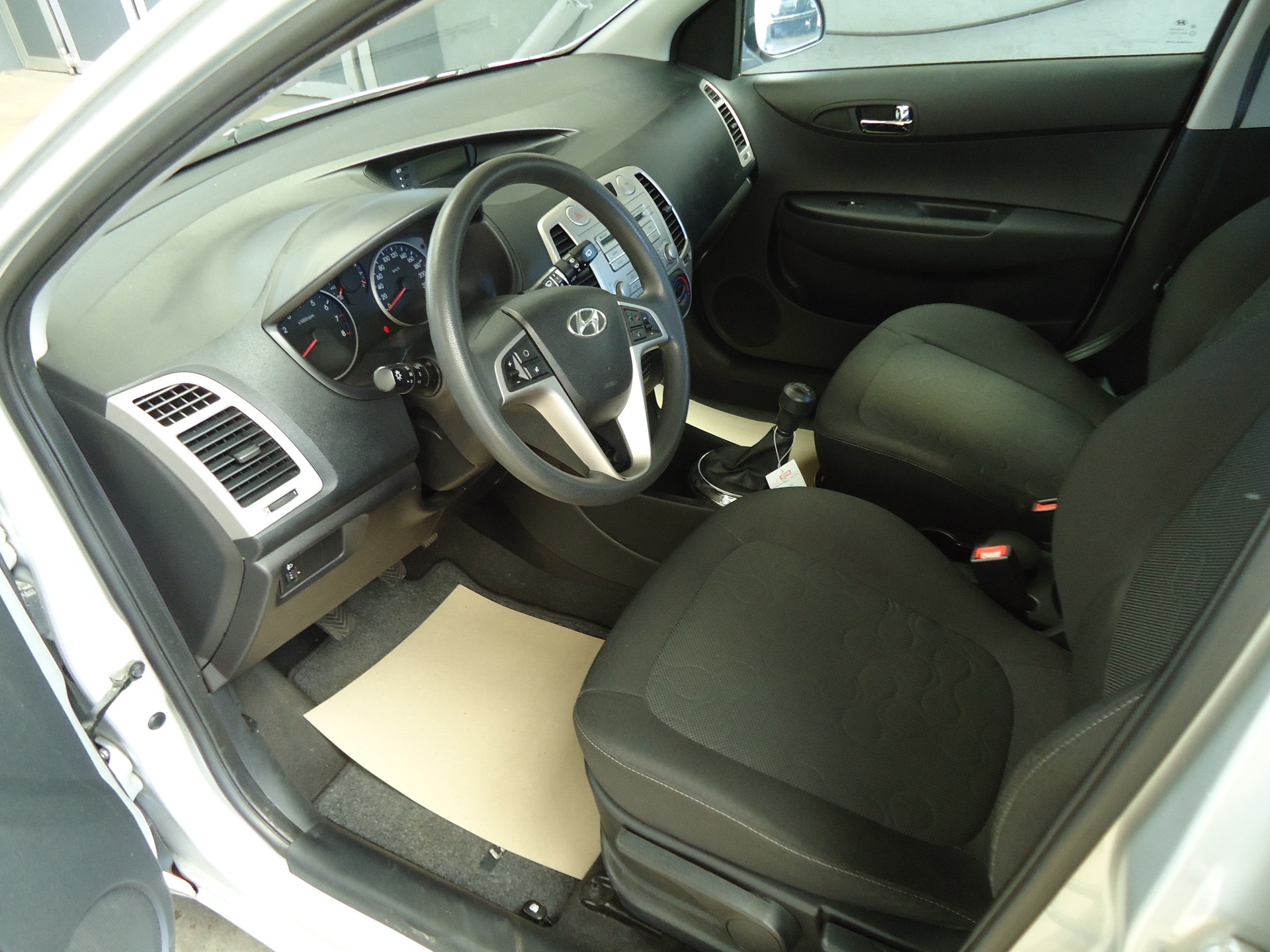 HYUNDAI i20 1.2 Comfort-image-4
