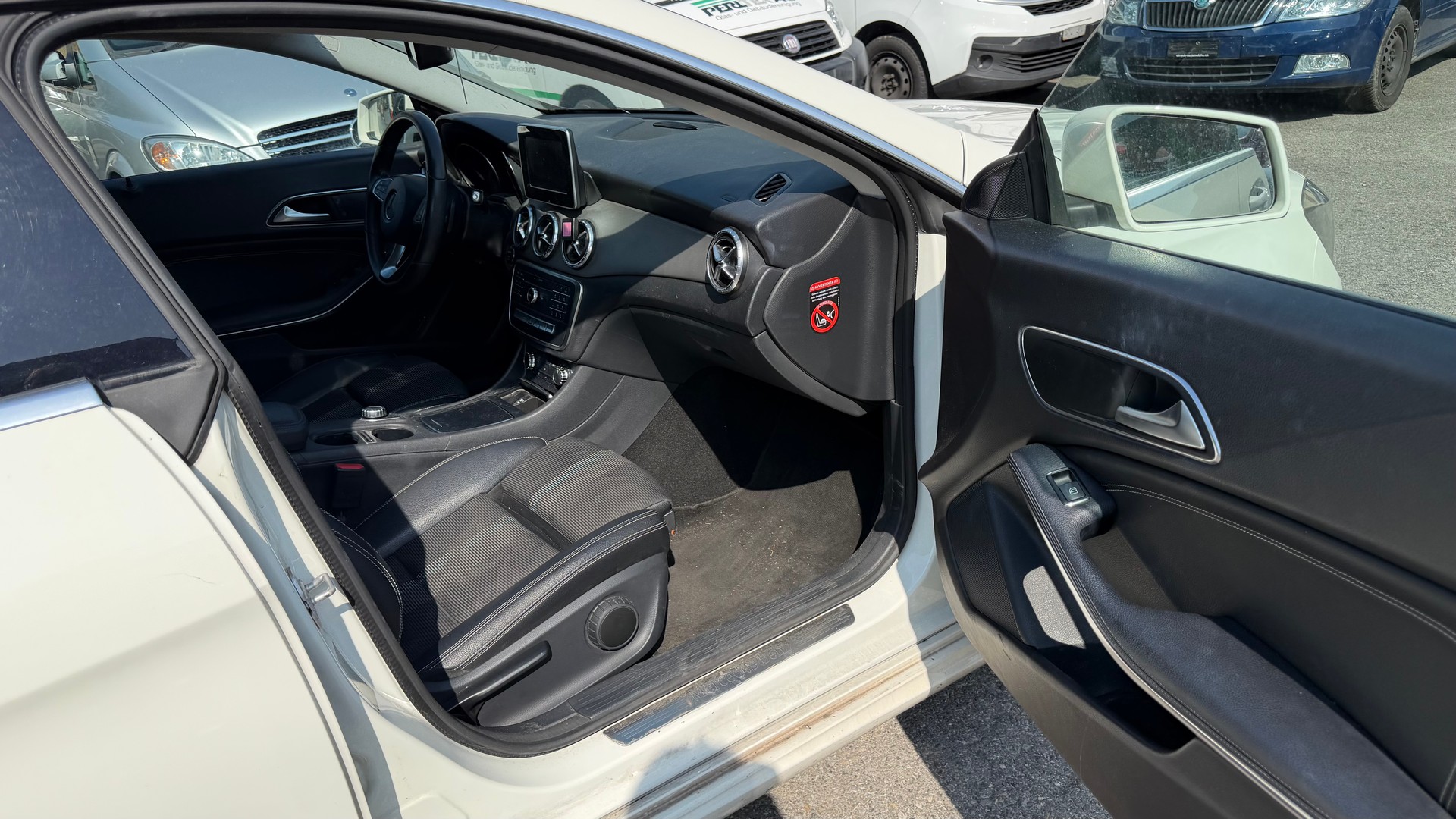 MERCEDES-BENZ CLA 200 d Urban 4Matic 7G-DCT-image-4