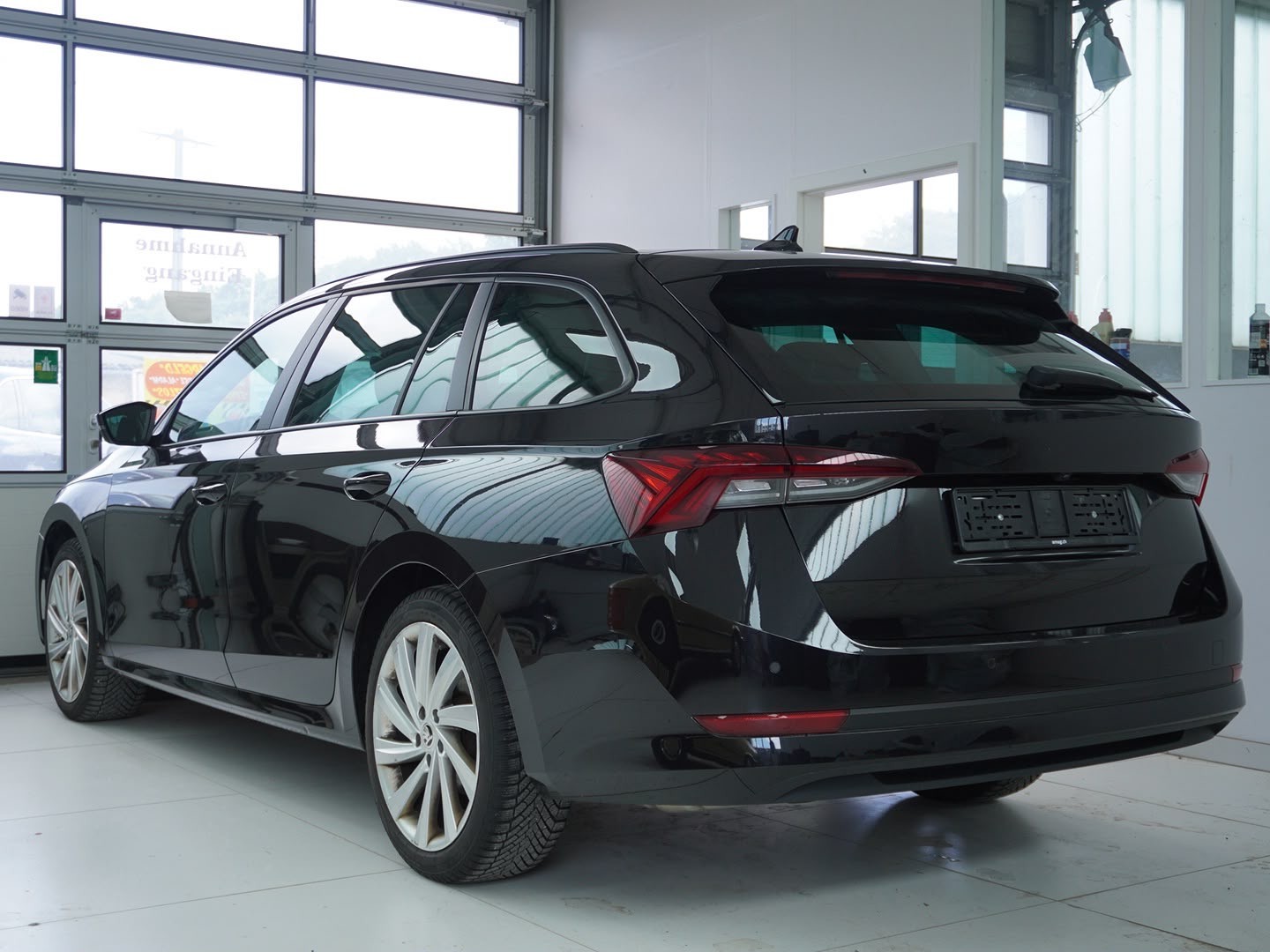 SKODA Octavia Combi 2.0 TDI DSG Style 4x4-image-1