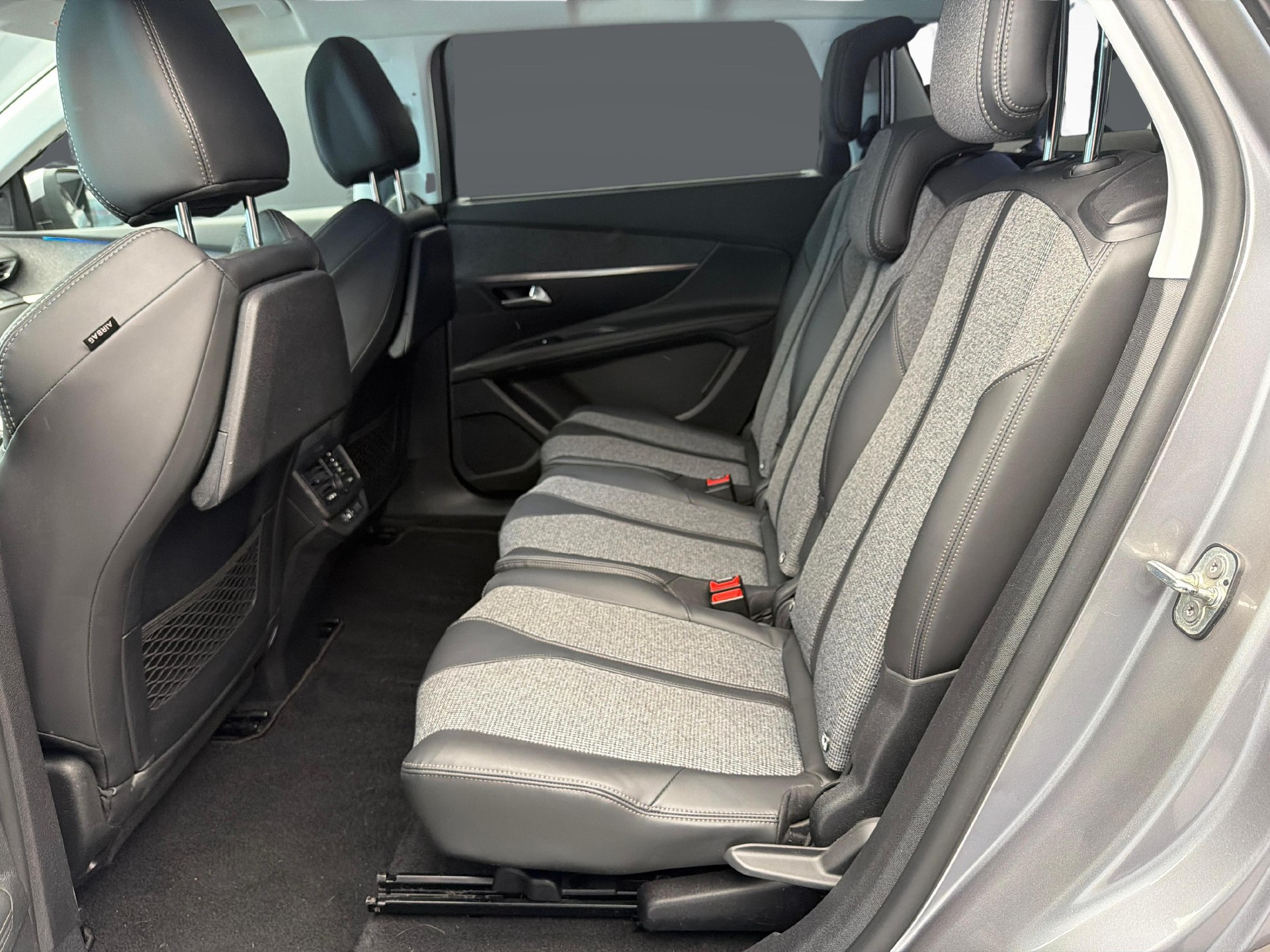 PEUGEOT 5008 1.2 PureTech Allure-image-10