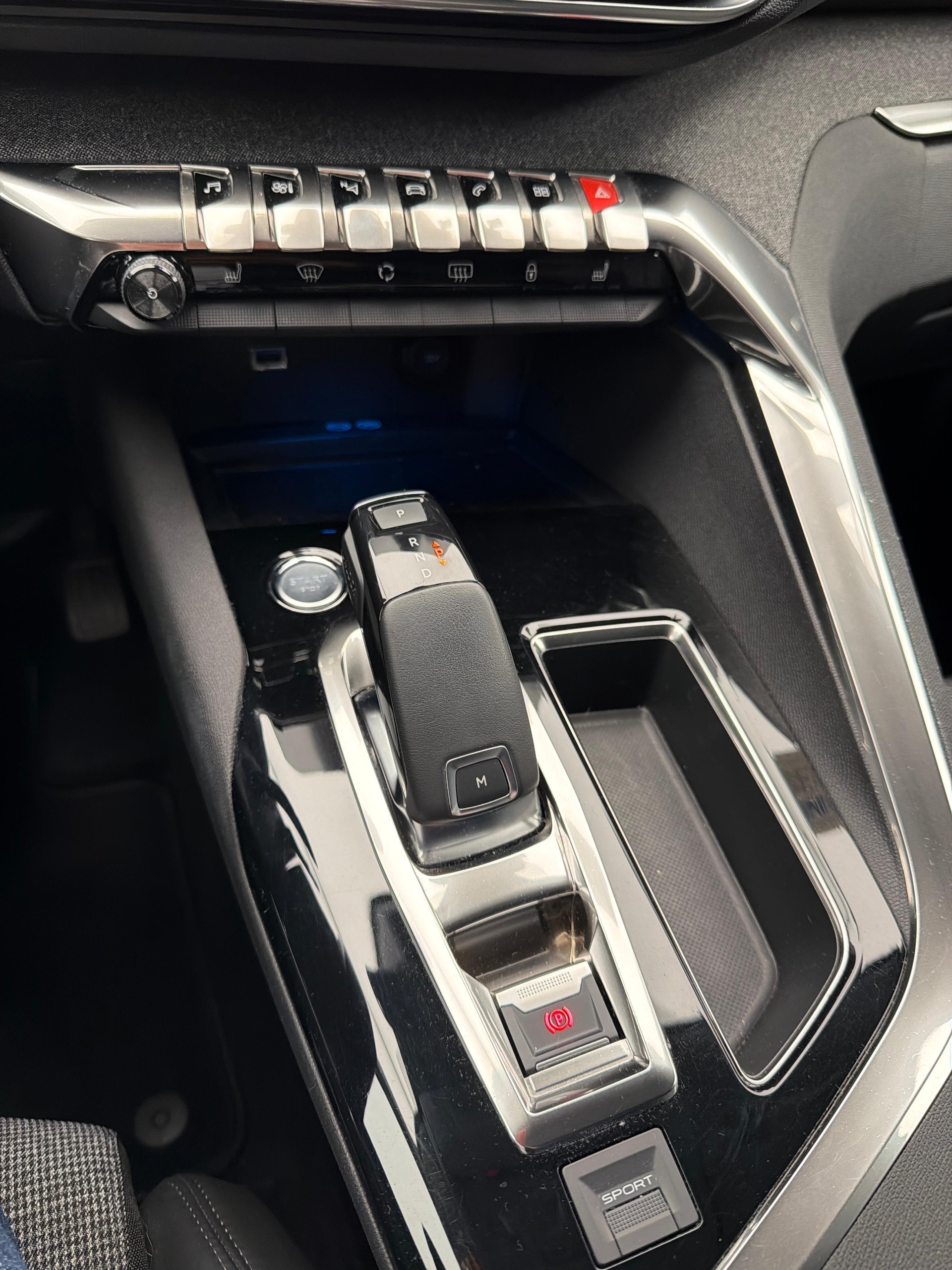 PEUGEOT 5008 1.2 PureTech Allure-image-17