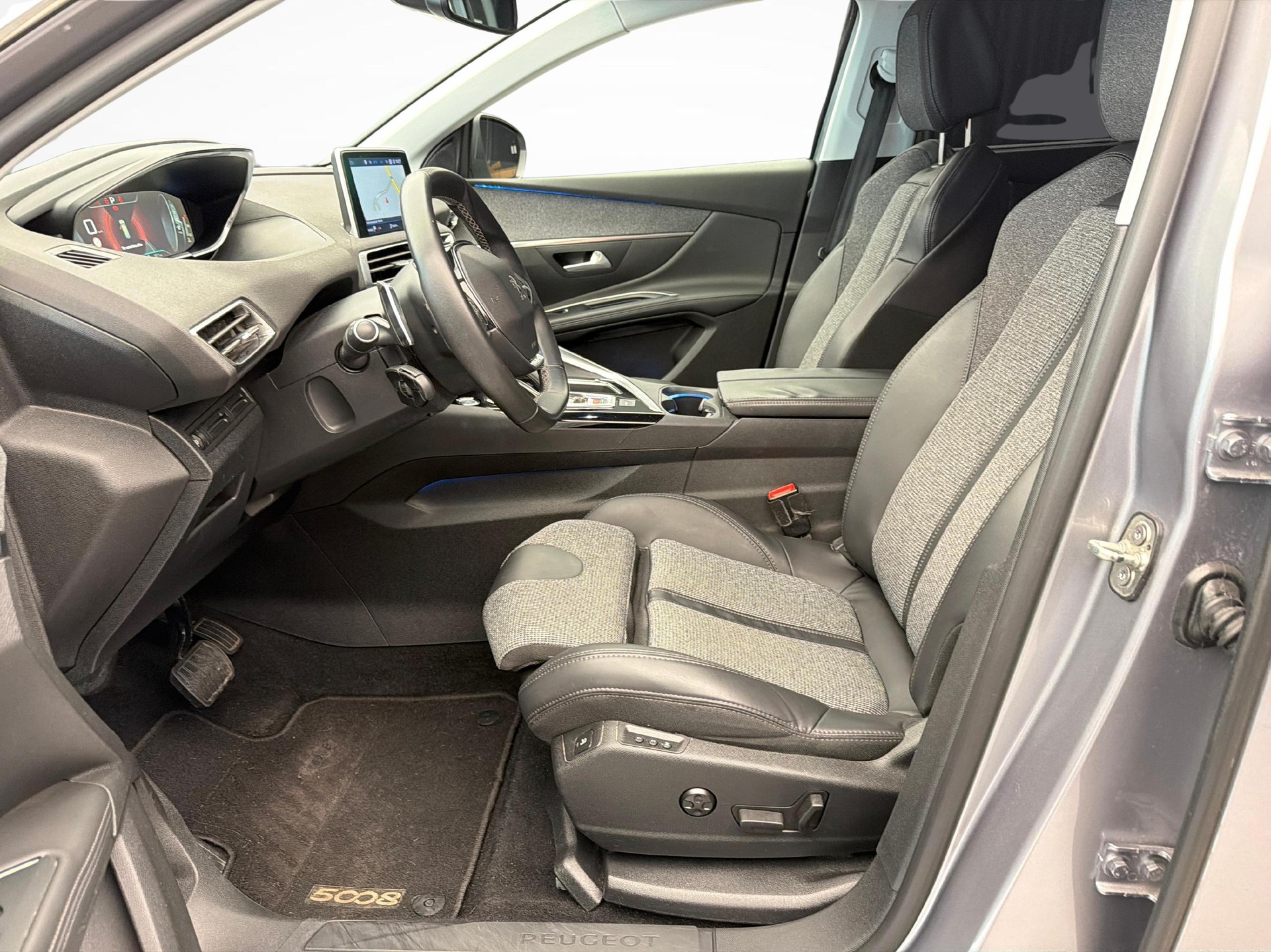 PEUGEOT 5008 1.2 PureTech Allure-image-9