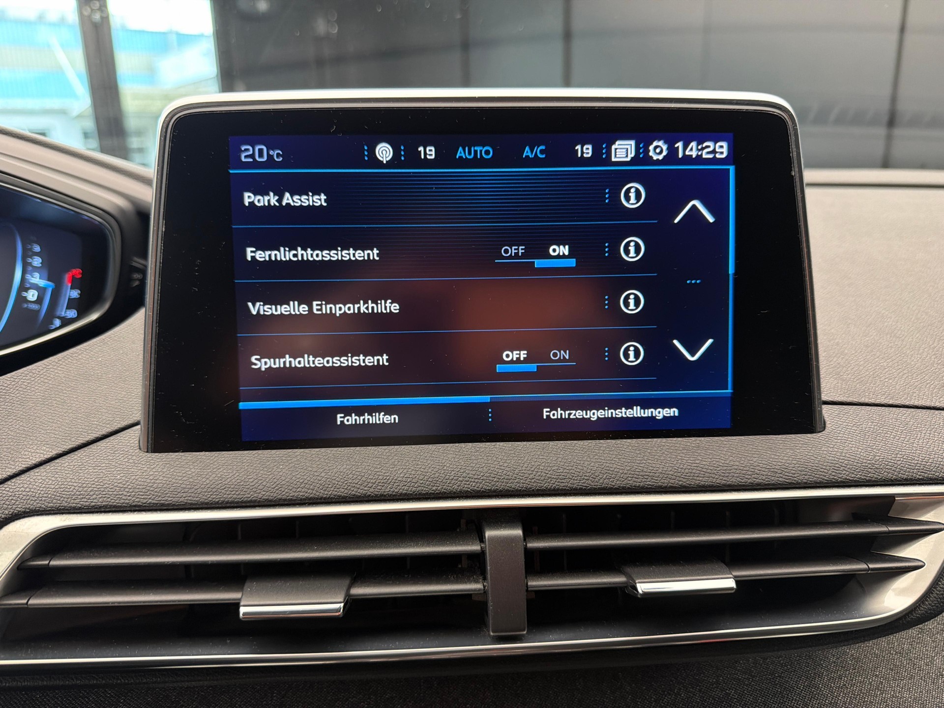 PEUGEOT 5008 1.2 PureTech Allure-image-16