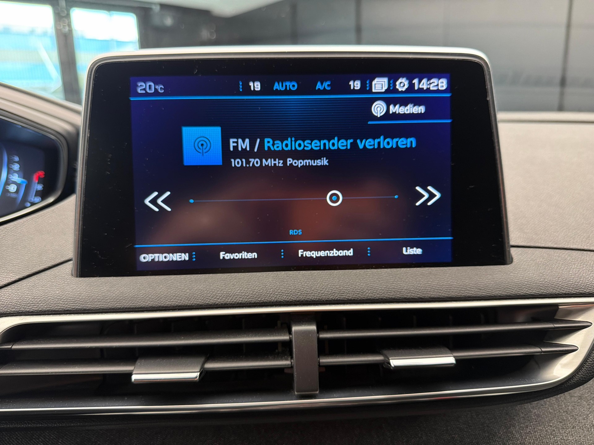 PEUGEOT 5008 1.2 PureTech Allure-image-14