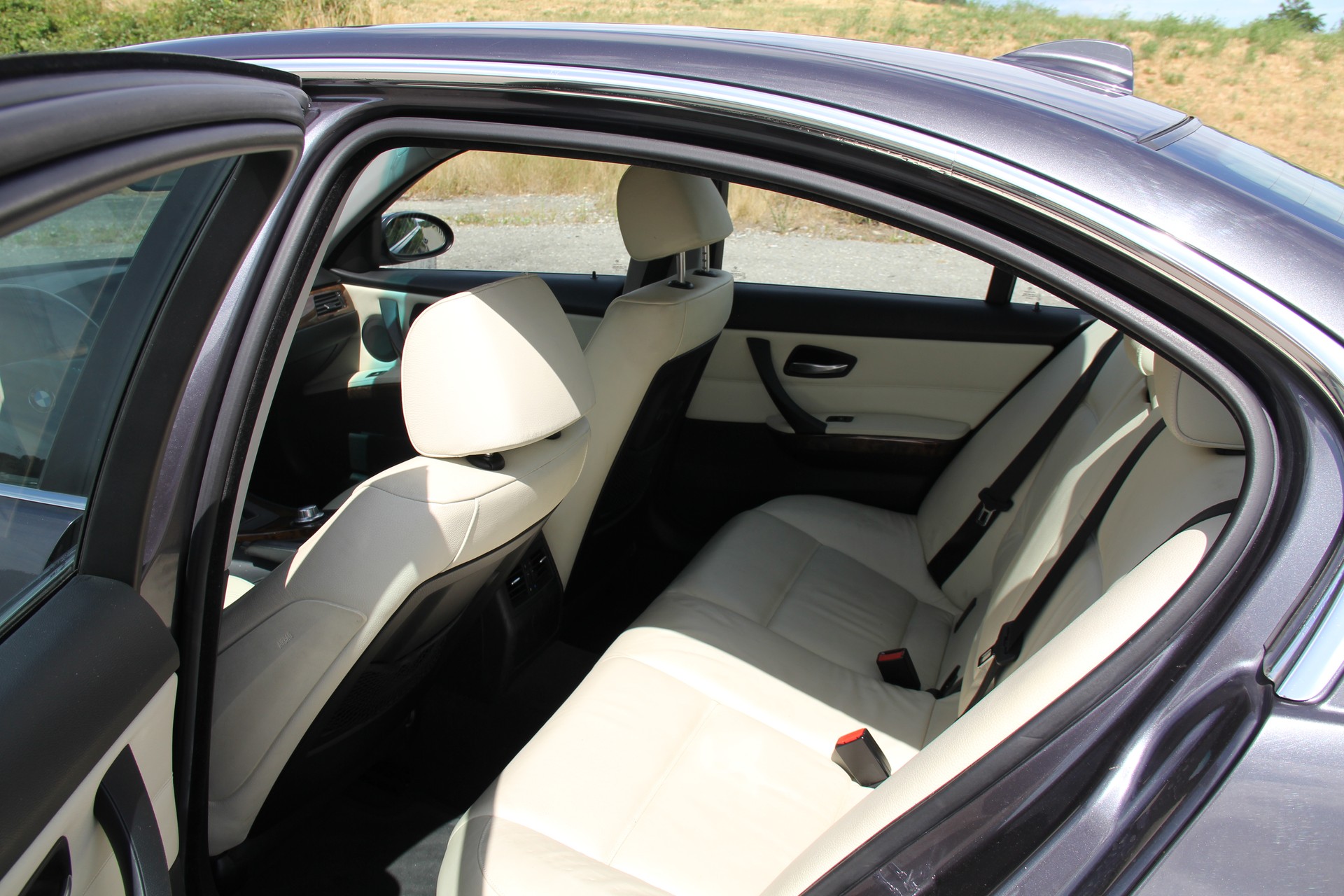 BMW 330i-image-10
