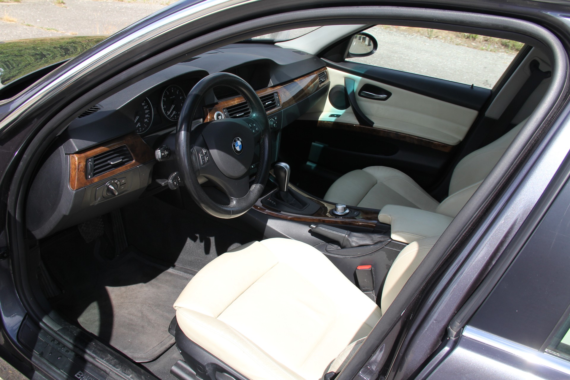 BMW 330i-image-9