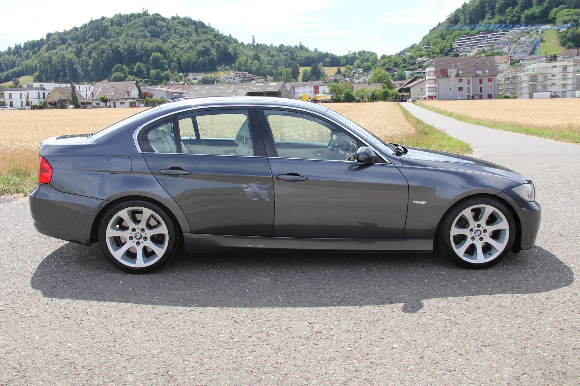 BMW 330i-image-4