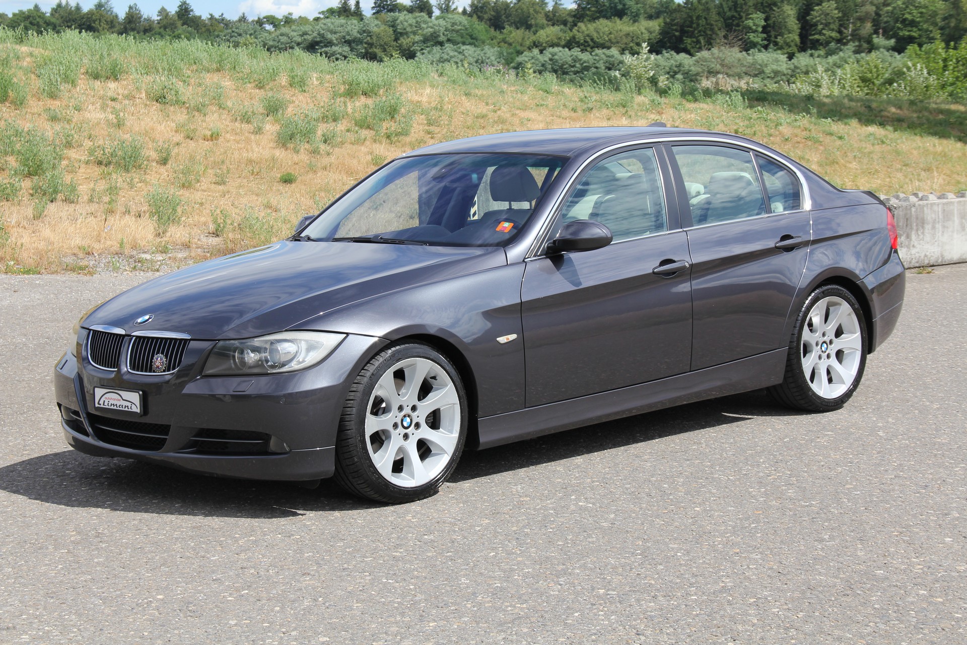 BMW 330i-image-1