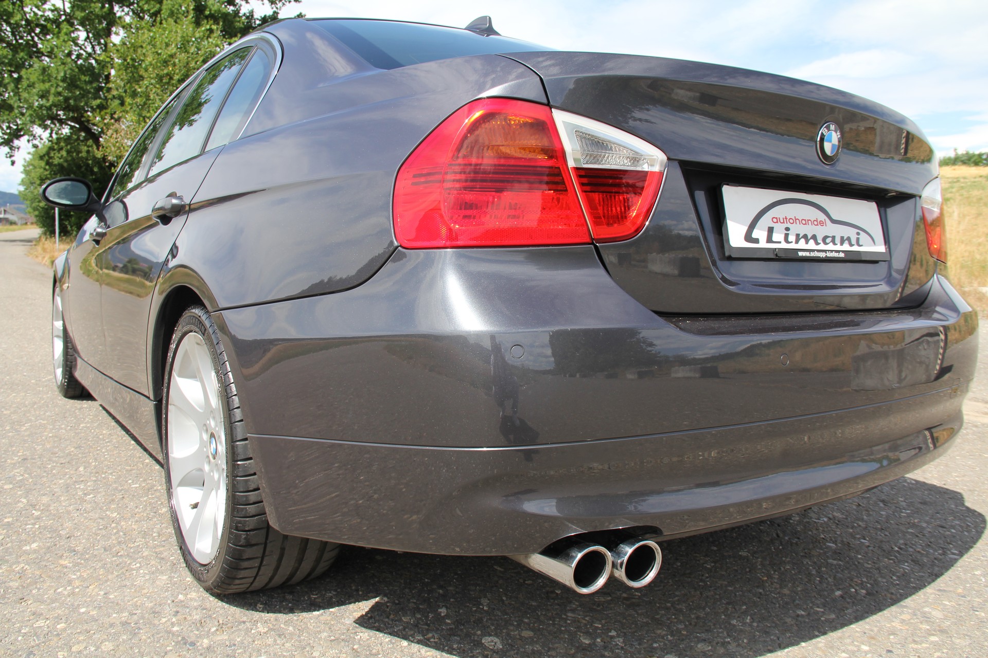 BMW 330i-image-8