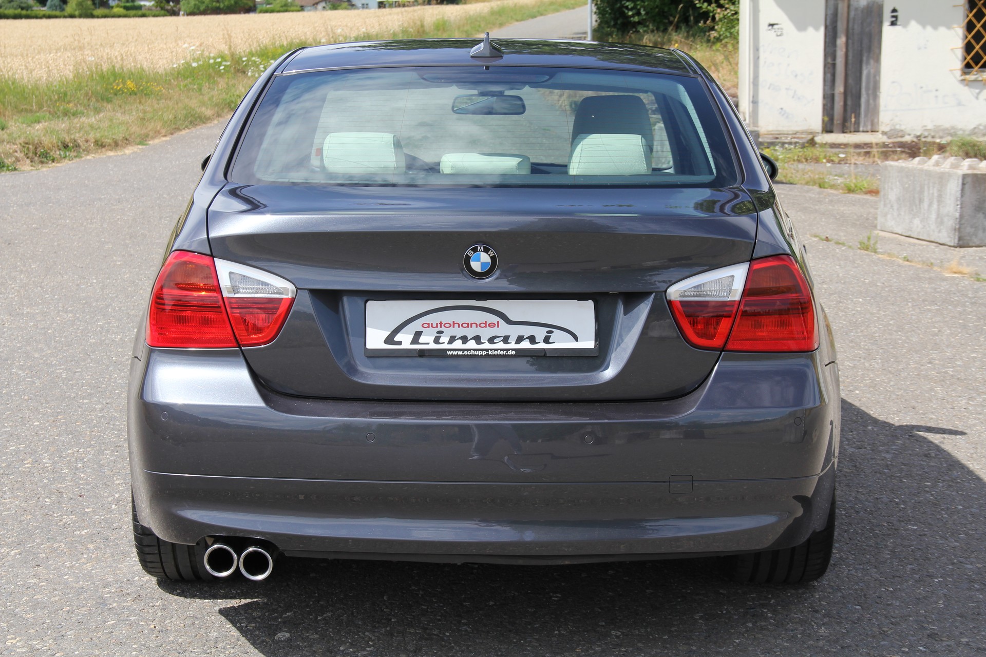 BMW 330i-image-6