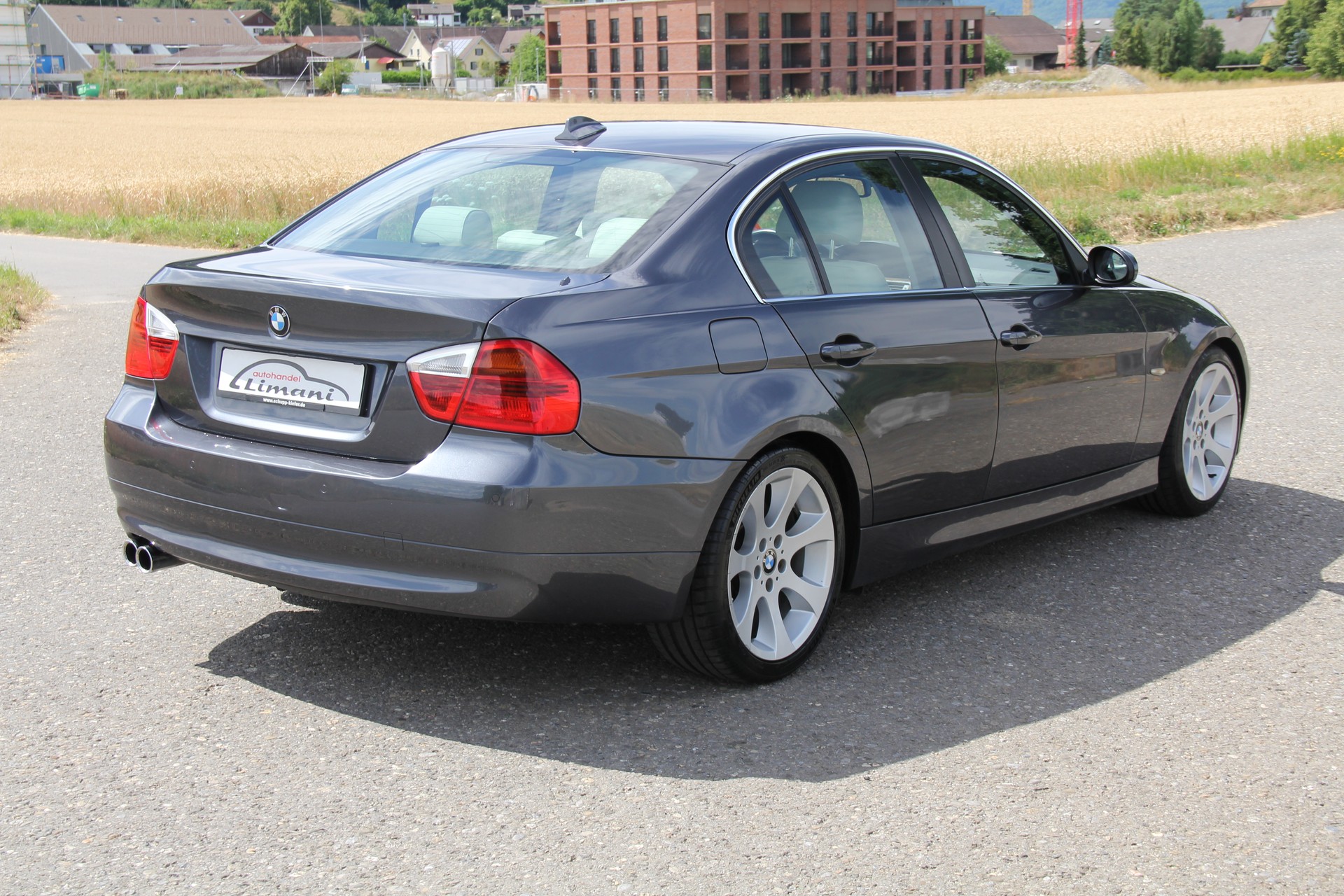 BMW 330i-image-5