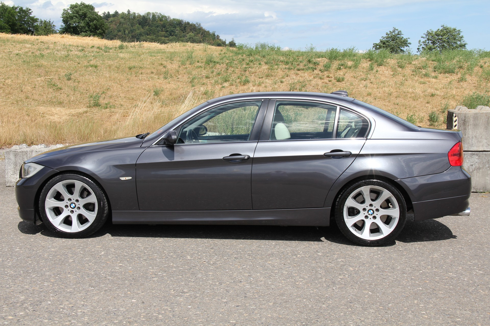 BMW 330i-image-0