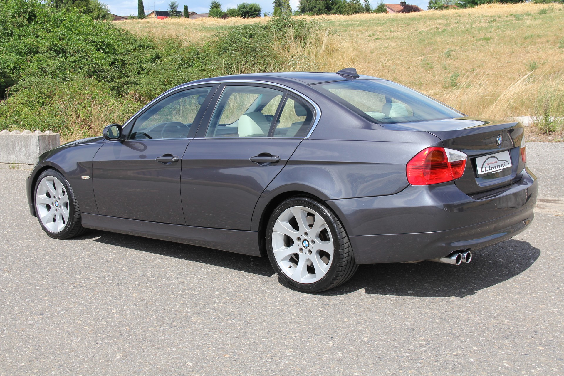 BMW 330i-image-7