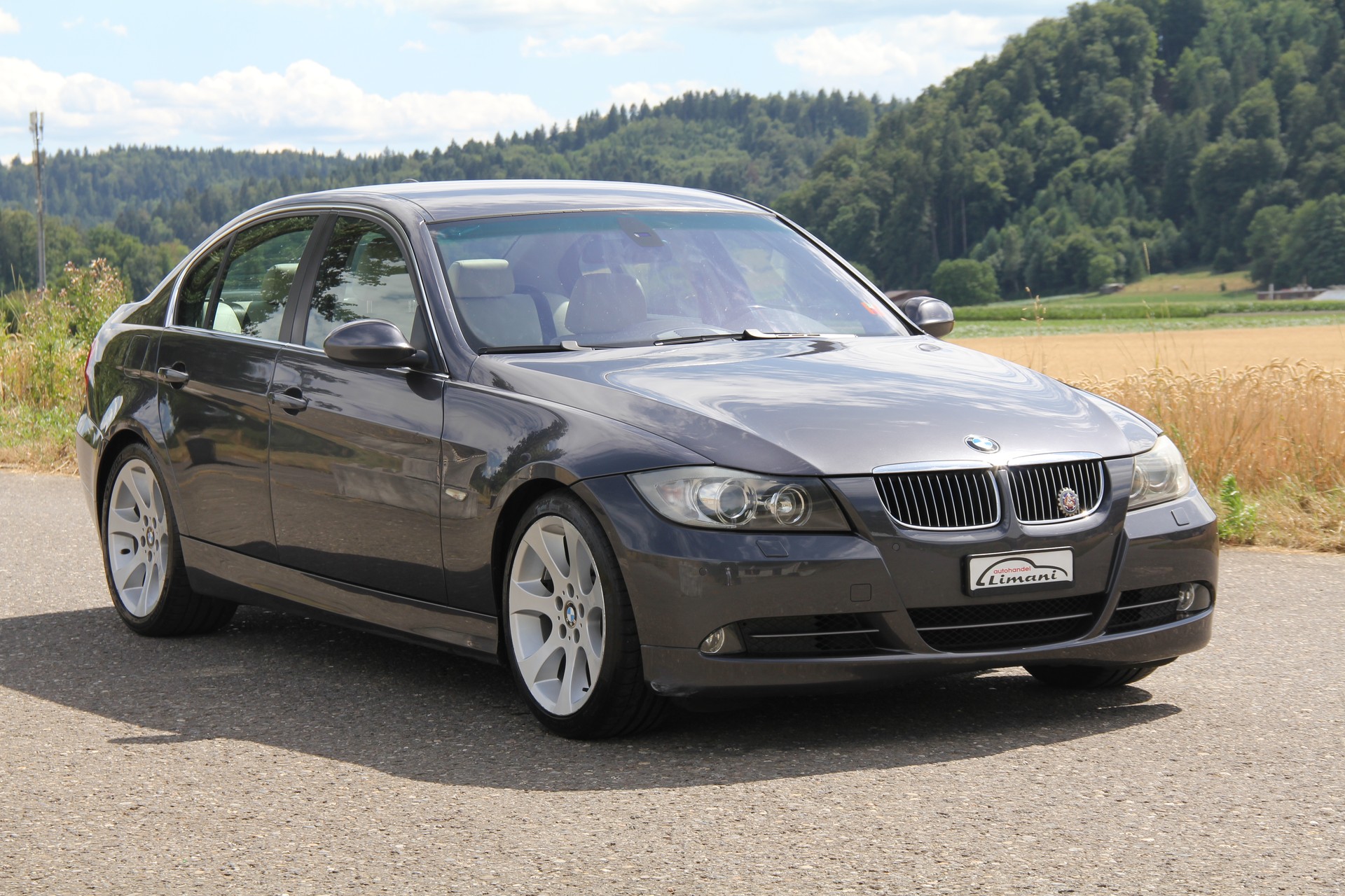 BMW 330i-image-3