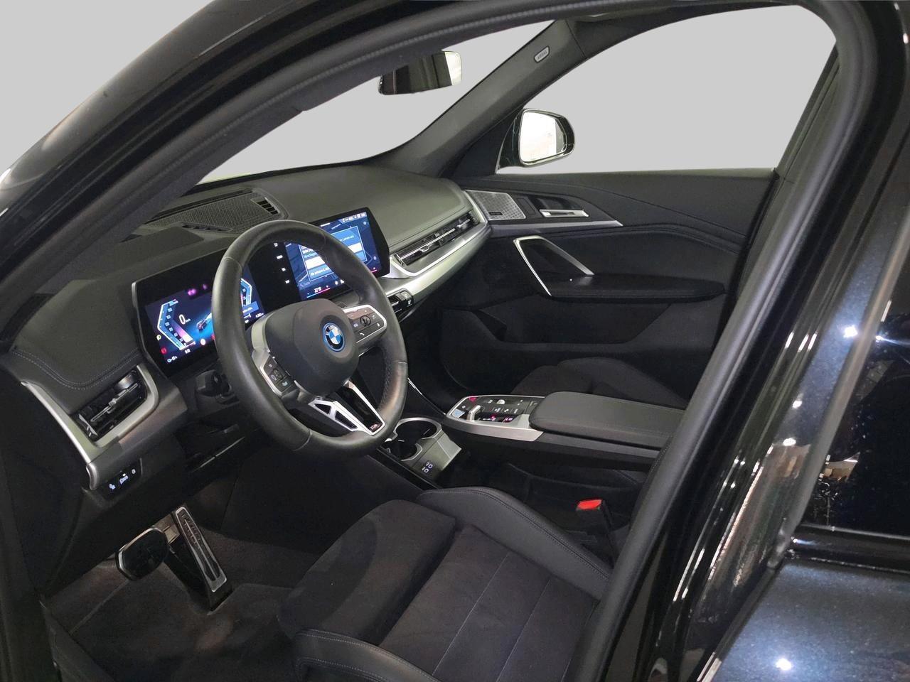 BMW iX1 30 xDrive M Sport-image-12