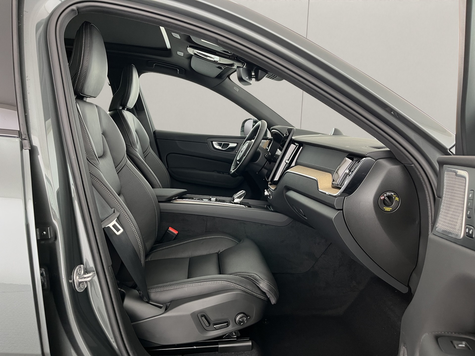 VOLVO XC60 2.0 T8 TE Ultra Dark eAWD-image-13