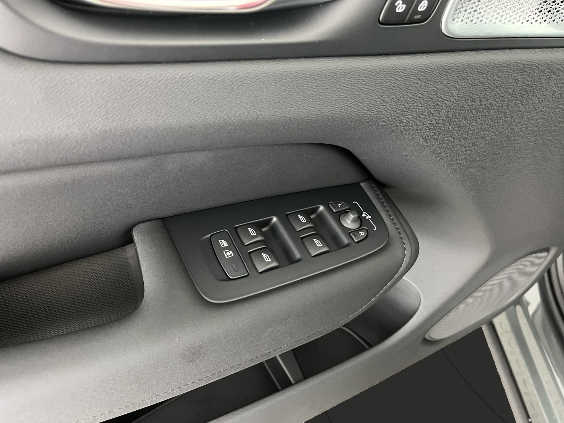 VOLVO XC60 2.0 T8 TE Ultra Dark eAWD-image-11