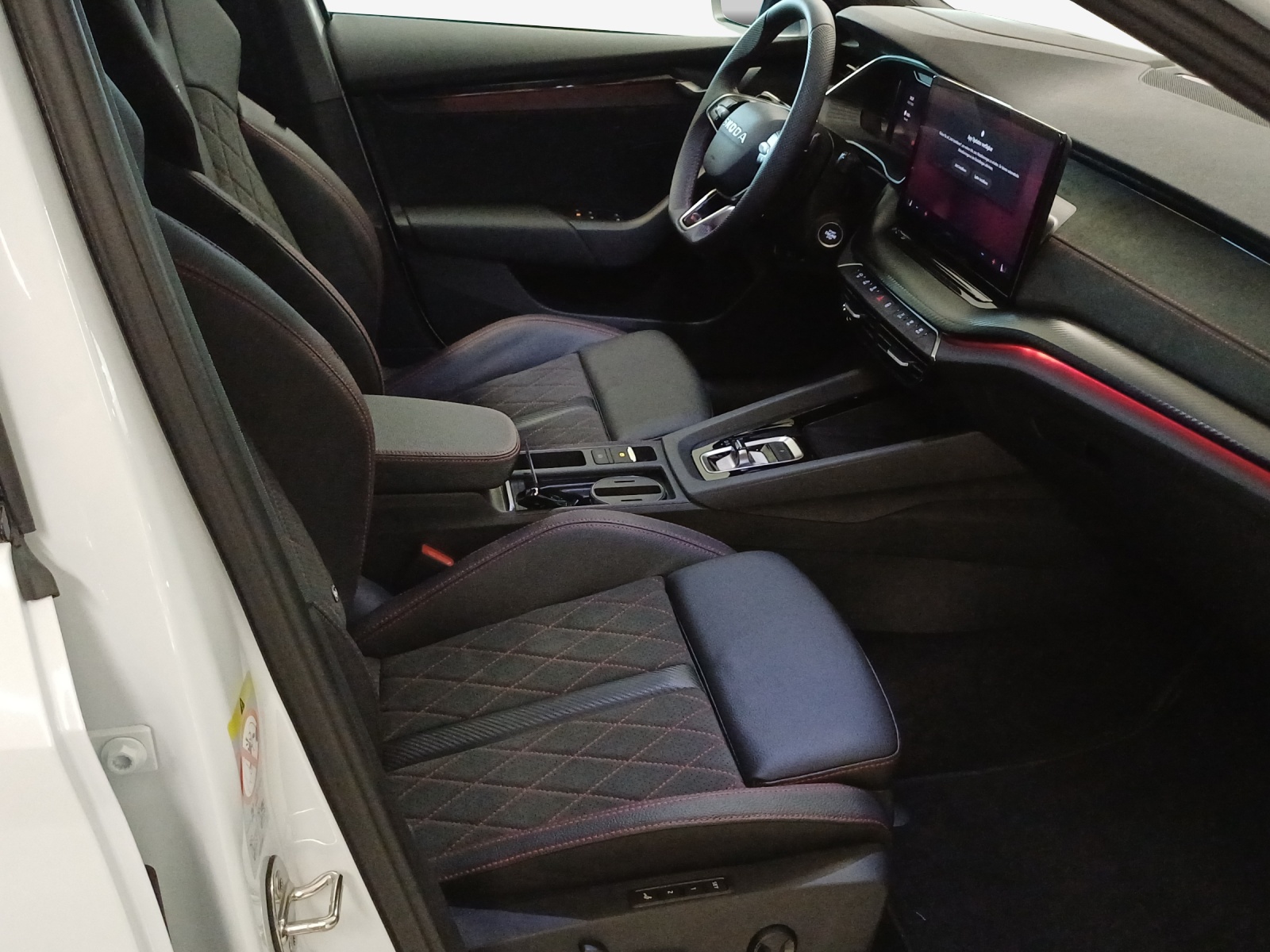 SKODA Octavia Combi 2.0 TSI DSG RS 30 Years Edition-image-15