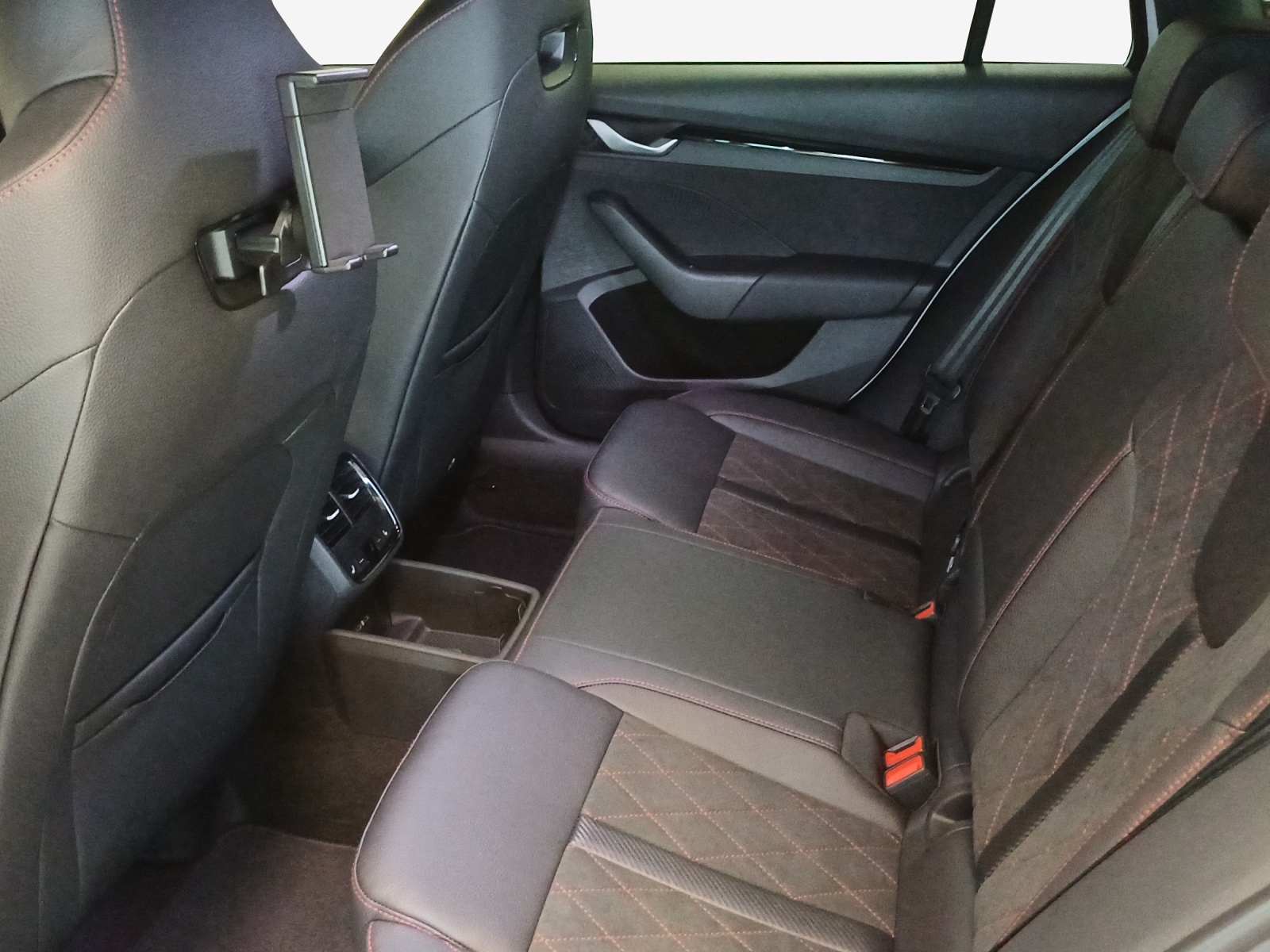 SKODA Octavia Combi 2.0 TSI DSG RS 30 Years Edition-image-11