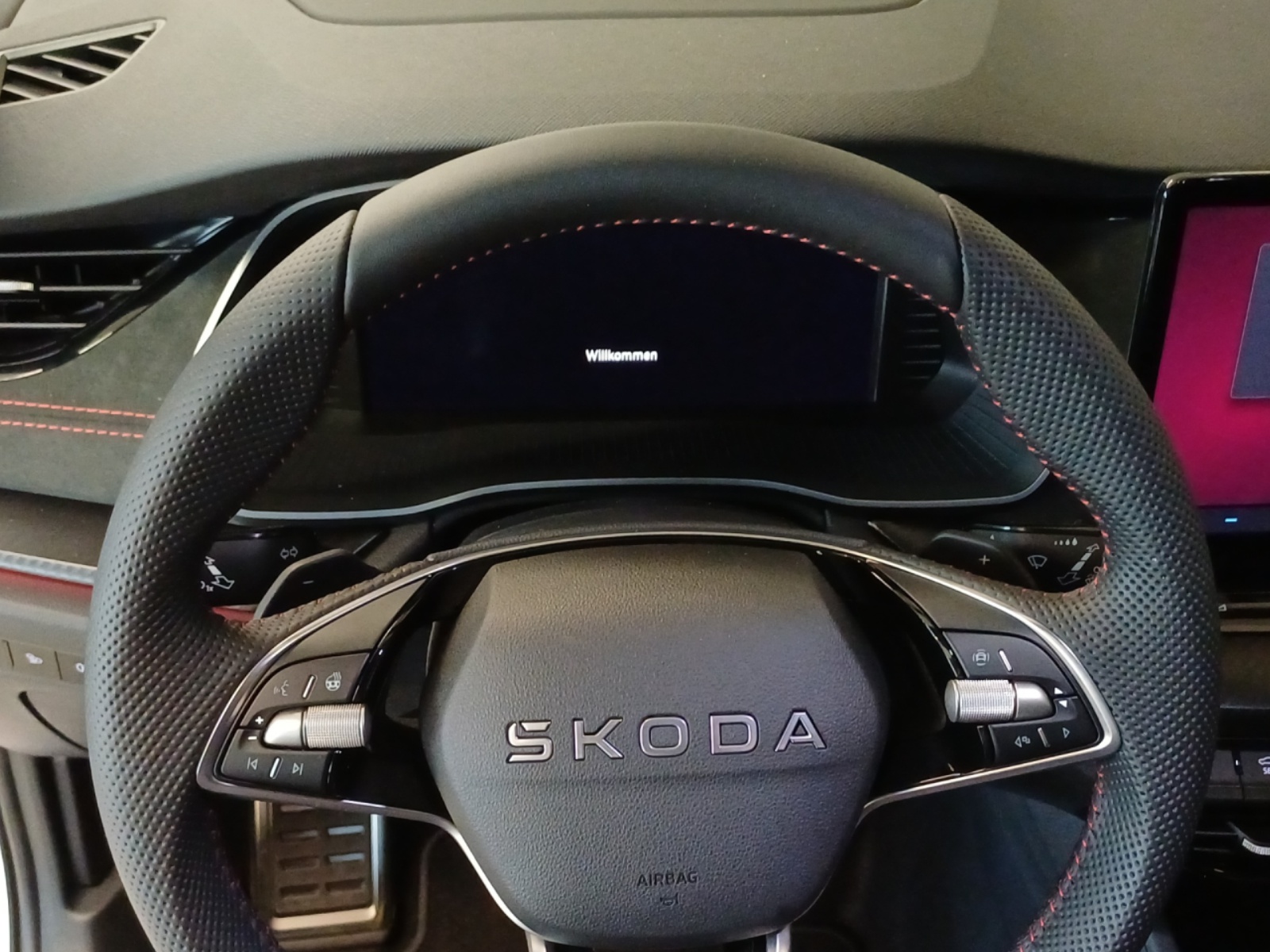 SKODA Octavia Combi 2.0 TSI DSG RS 30 Years Edition-image-9