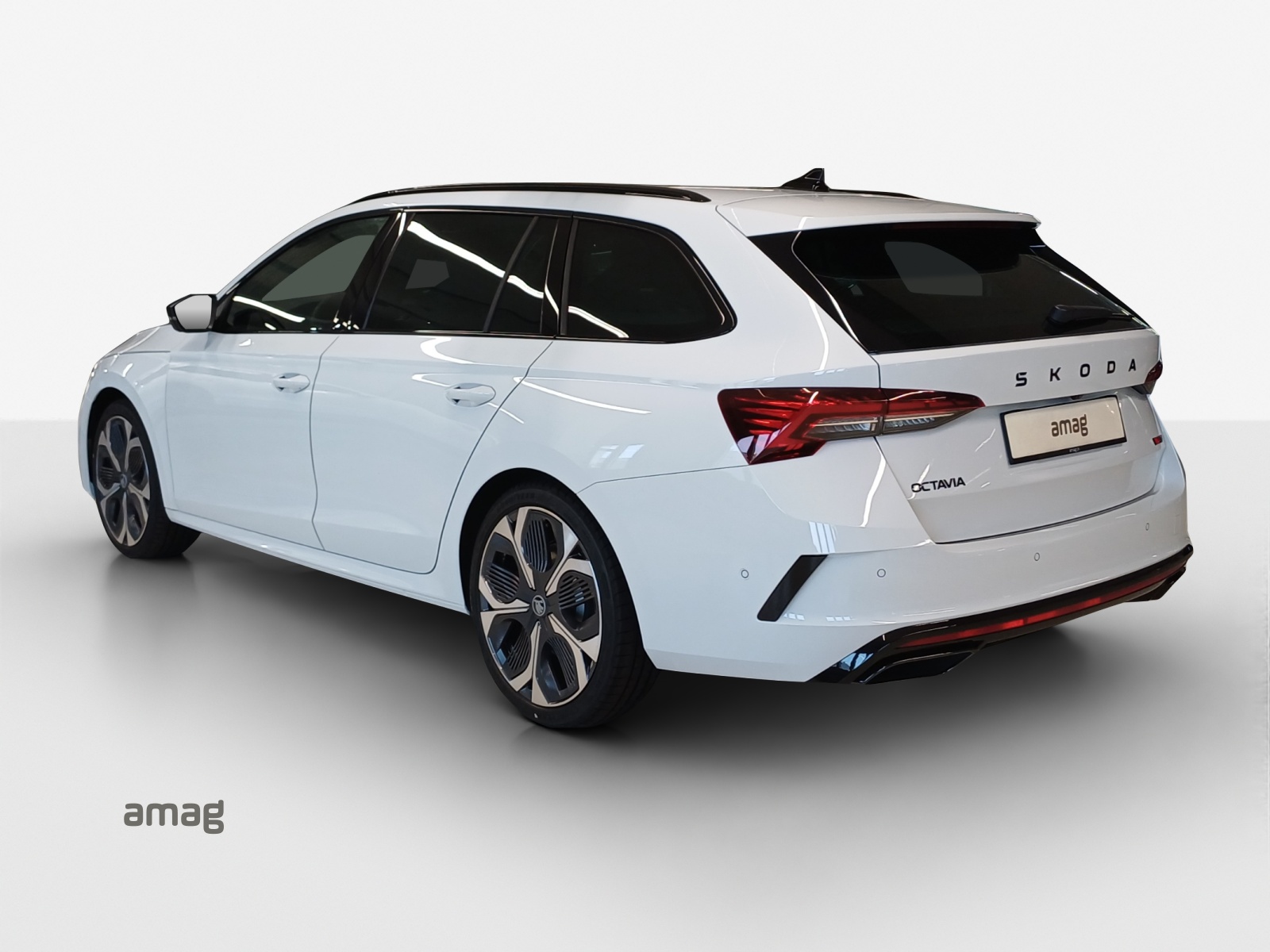 SKODA Octavia Combi 2.0 TSI DSG RS 30 Years Edition-image-2