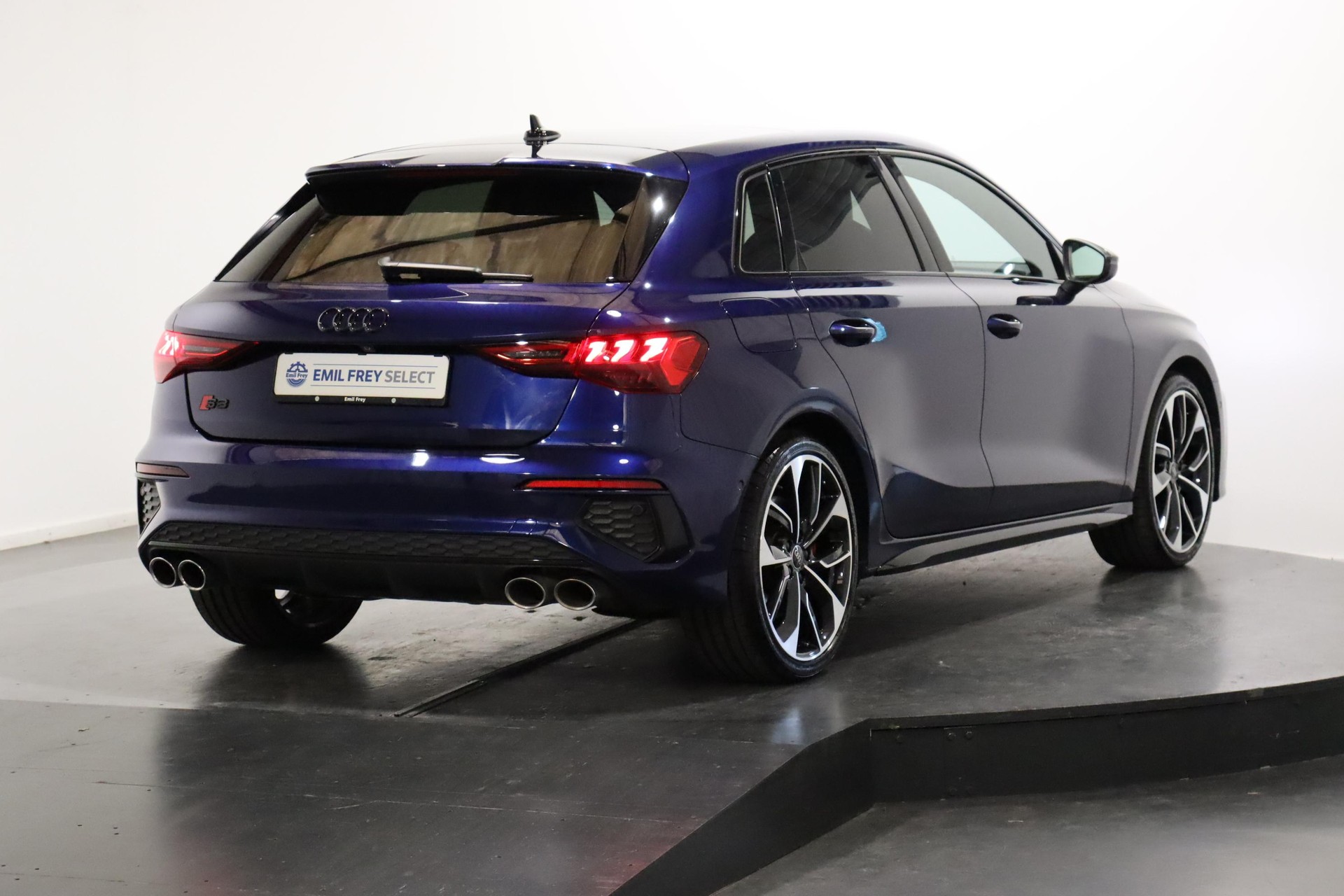 AUDI S3 Sportback 2.0 TFSI quattro S-Tronic-showroom-element-2