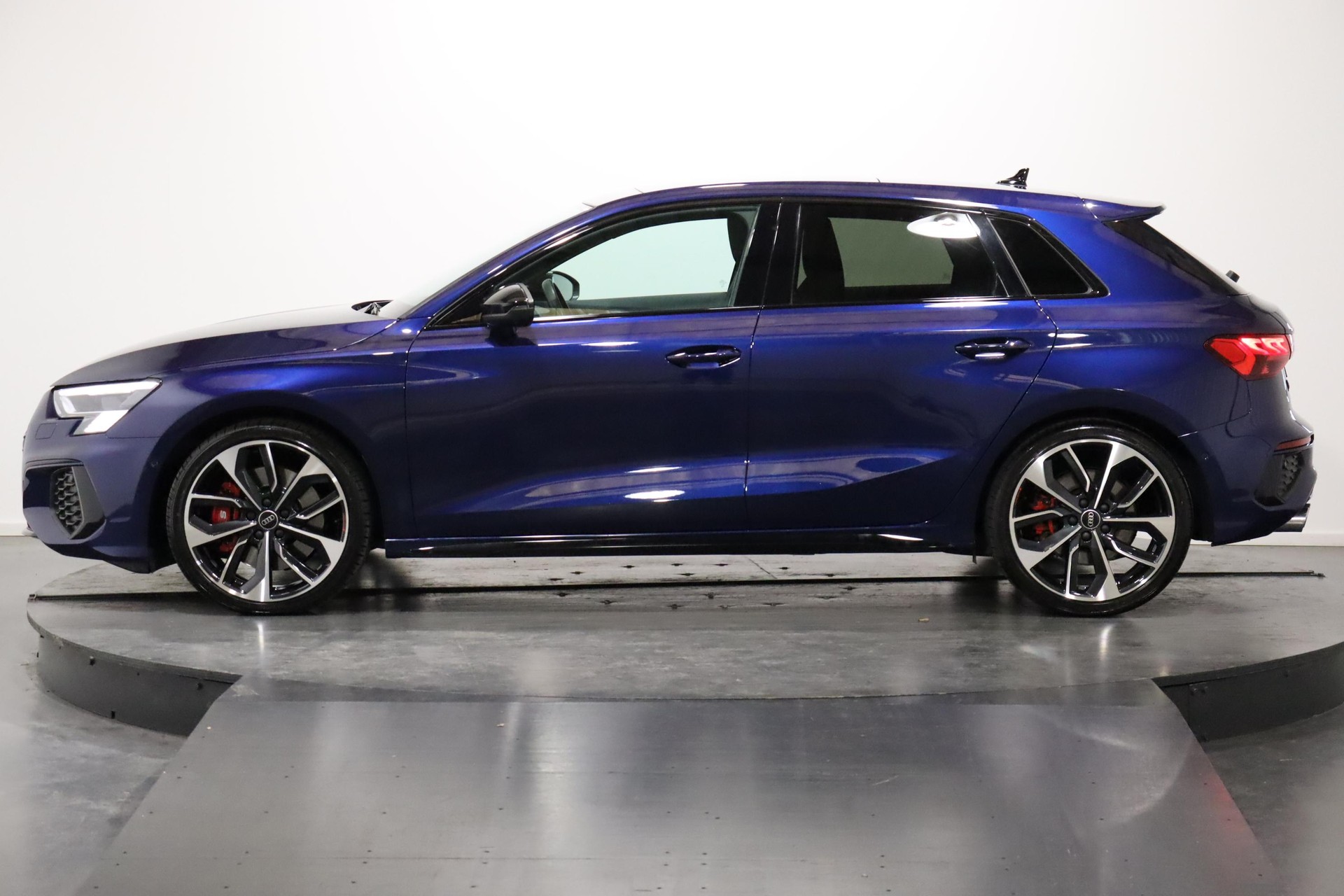 AUDI S3 Sportback 2.0 TFSI quattro S-Tronic-showroom-element-1