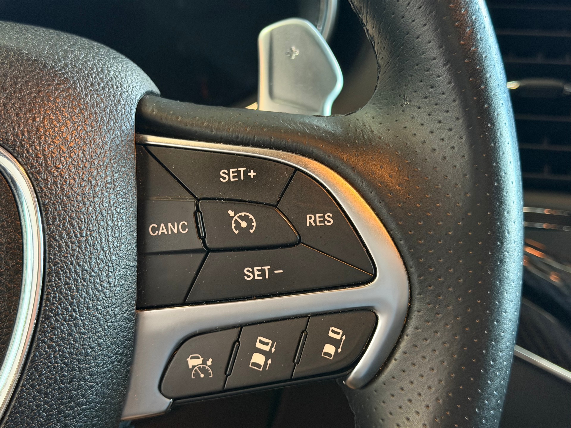 JEEP Grand Cherokee 6.4 V8 HEMI SRT8 Automatic | Frisch ab Service | Sternenhimmel | KW Federn-image-17