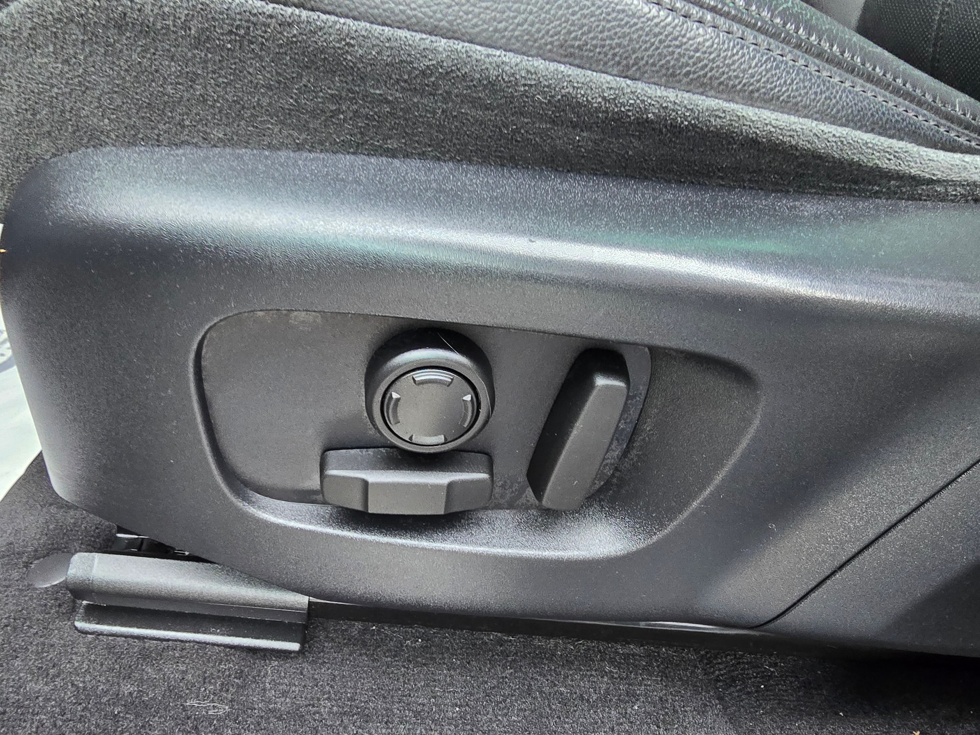 LAND ROVER Range Rover Evoque R-Dynamic D 150 HSE AT9-image-18