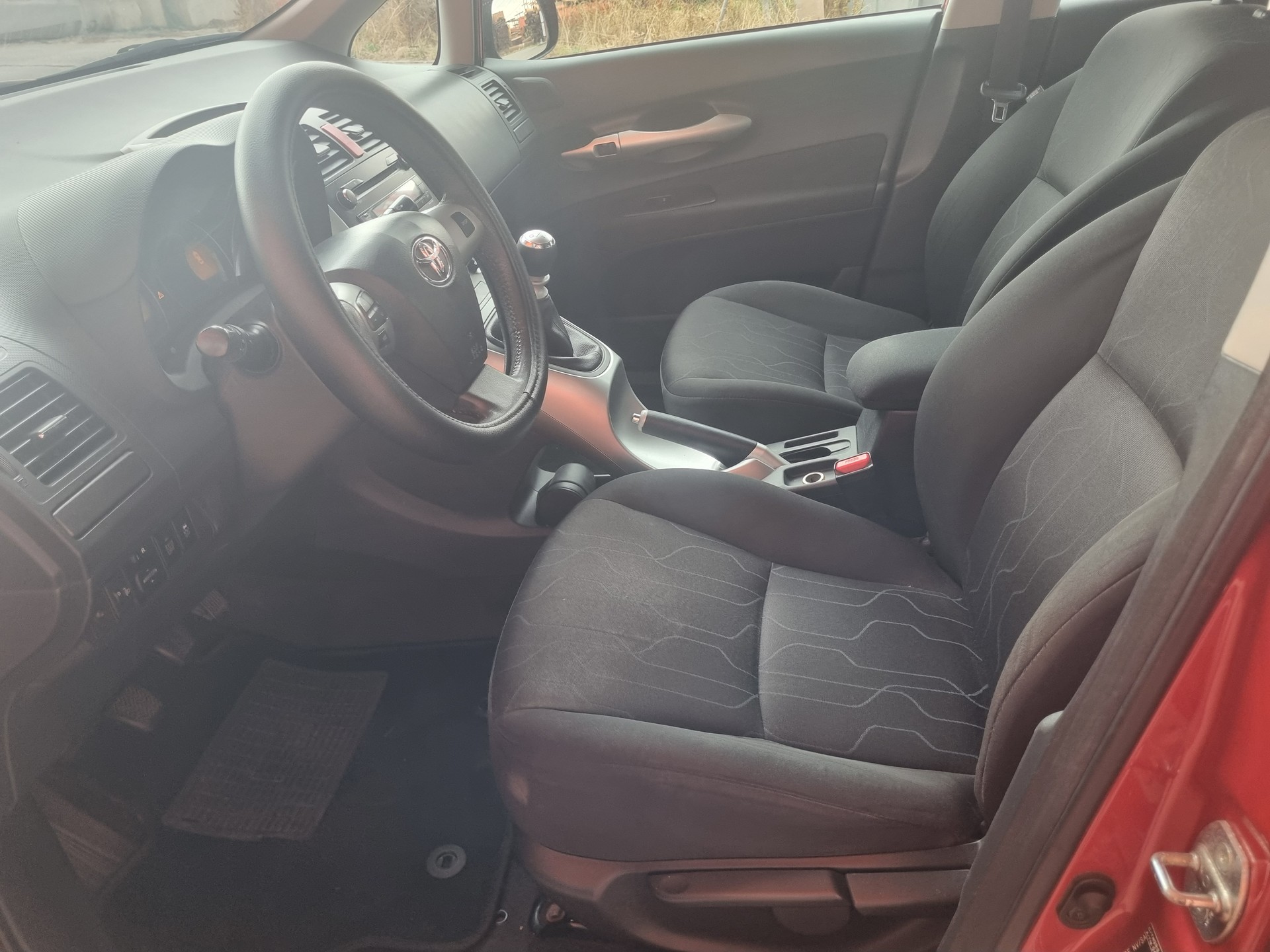 TOYOTA AURIS-image-5
