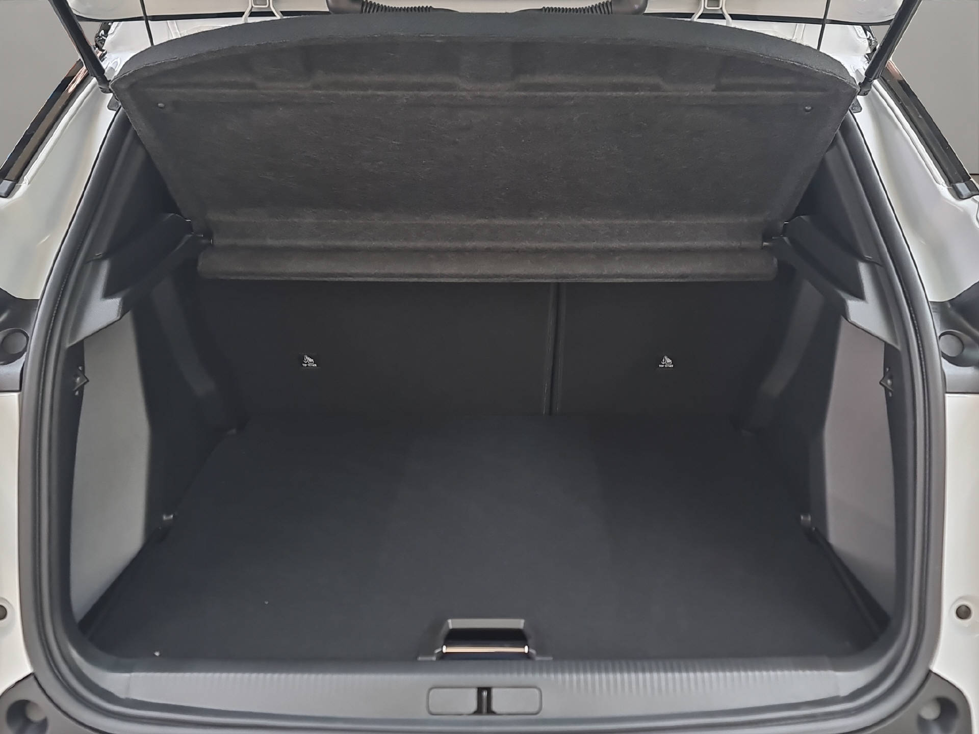 PEUGEOT 208 1.2 Hybrid 145 GT Exclusive-image-11