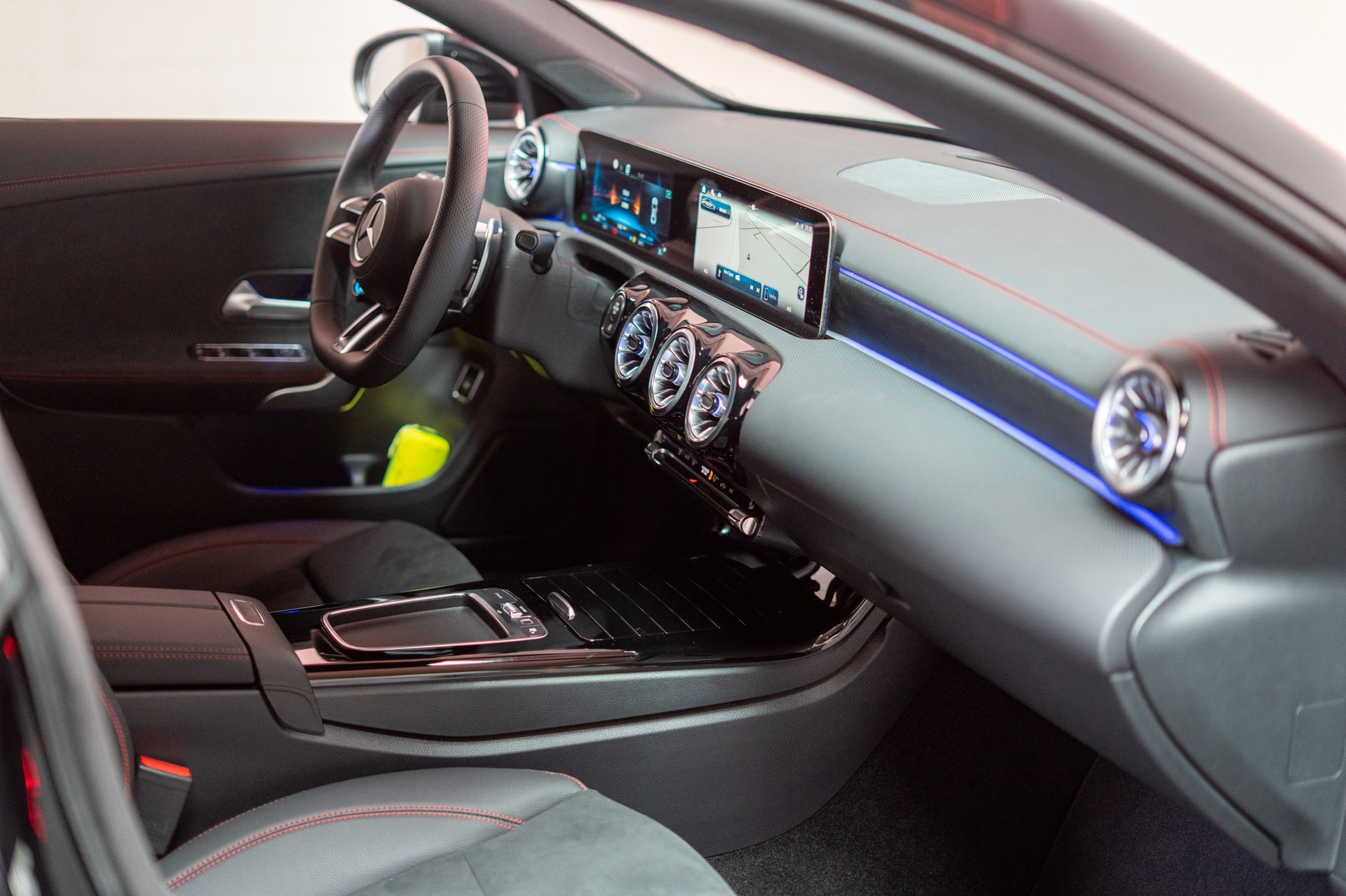 MERCEDES-BENZ CLA 35 AMG 4matic / Facelift / Rückfahrkamera / Ambientebeleuchtung-image-15