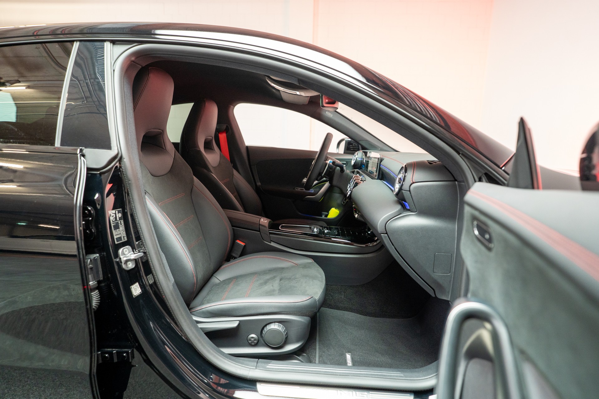 MERCEDES-BENZ CLA 35 AMG 4matic / Facelift / Rückfahrkamera / Ambientebeleuchtung-image-14