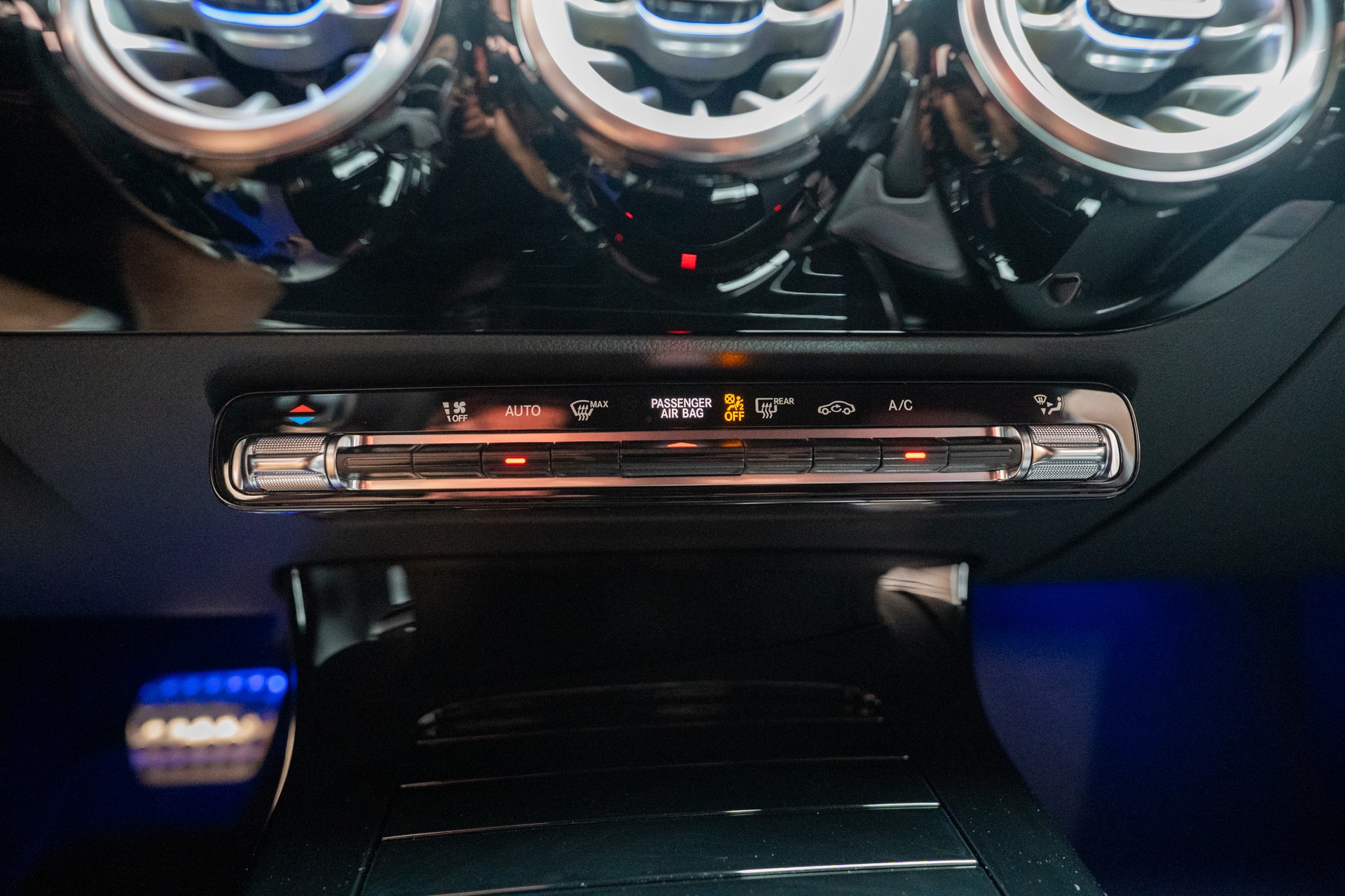 MERCEDES-BENZ CLA 35 AMG 4matic / Facelift / Rückfahrkamera / Ambientebeleuchtung-image-22