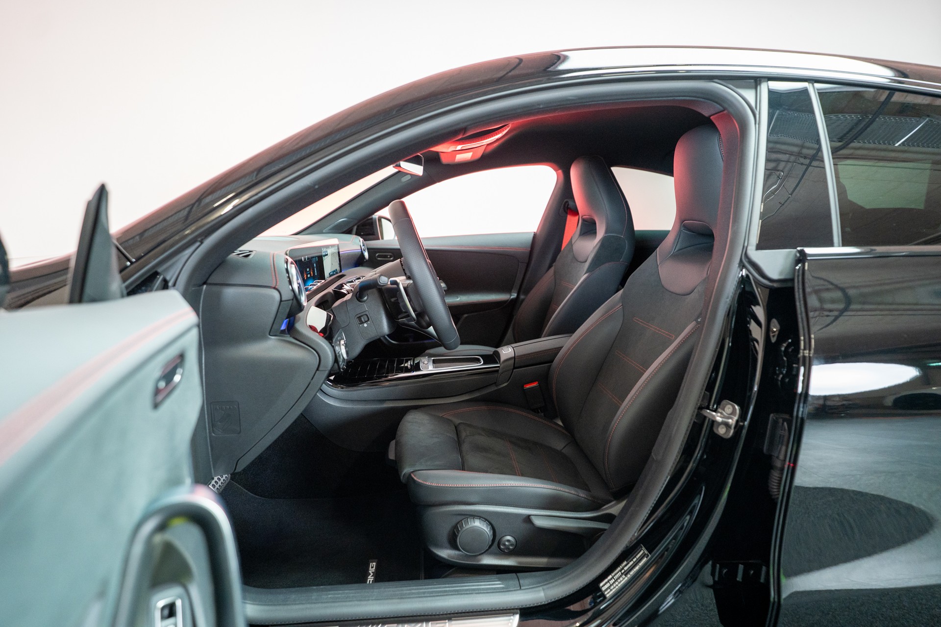 MERCEDES-BENZ CLA 35 AMG 4matic / Facelift / Rückfahrkamera / Ambientebeleuchtung-image-8