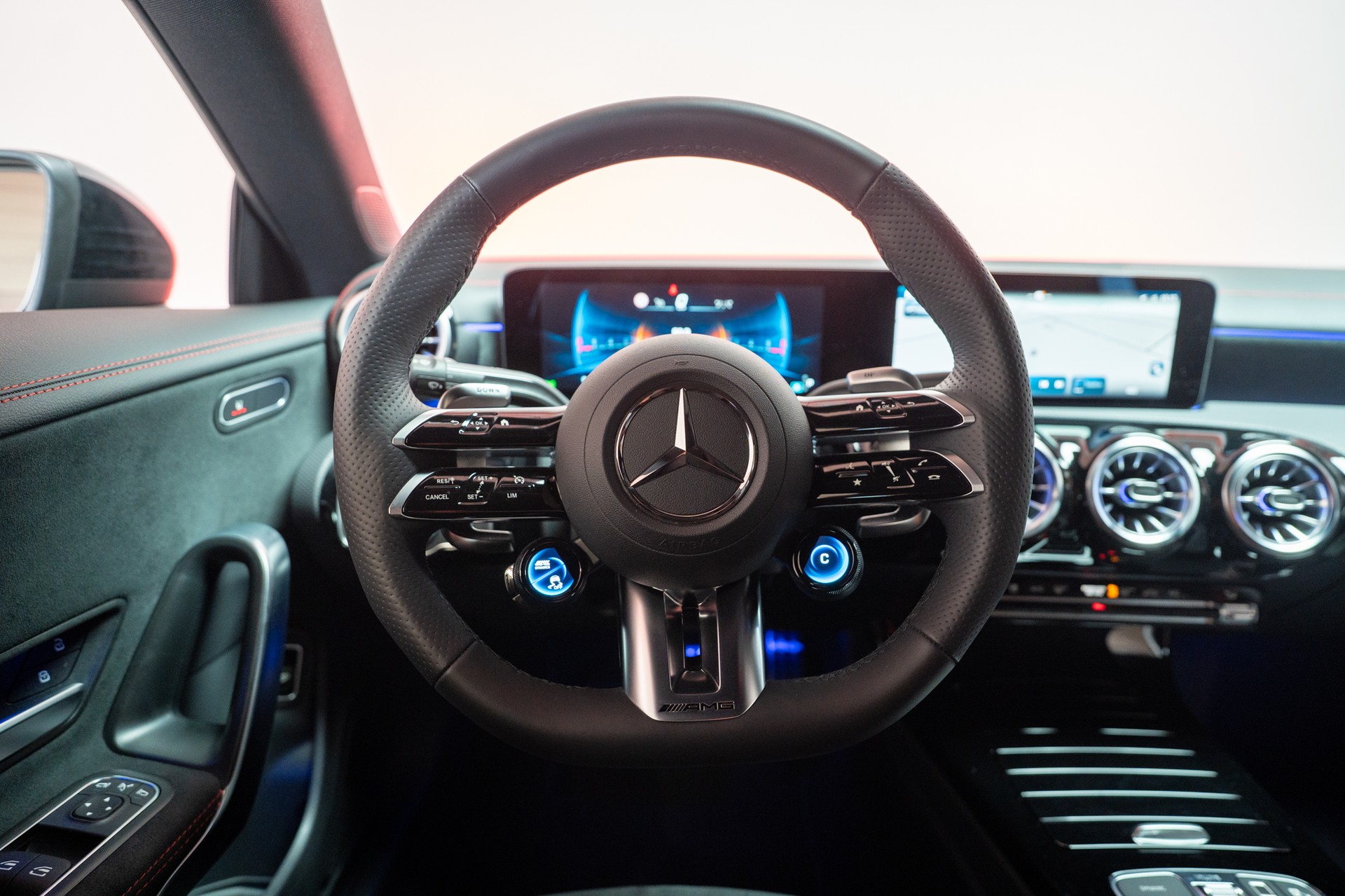 MERCEDES-BENZ CLA 35 AMG 4matic / Facelift / Rückfahrkamera / Ambientebeleuchtung-image-17