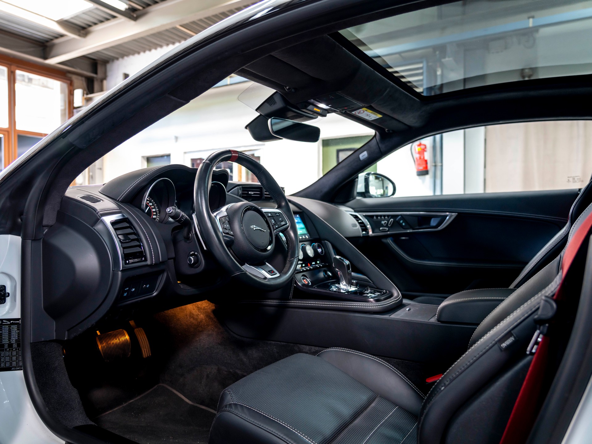 JAGUAR F-Type Coupé 3.0 V6 S/C AWD Chequered Flag Aut.-image-13