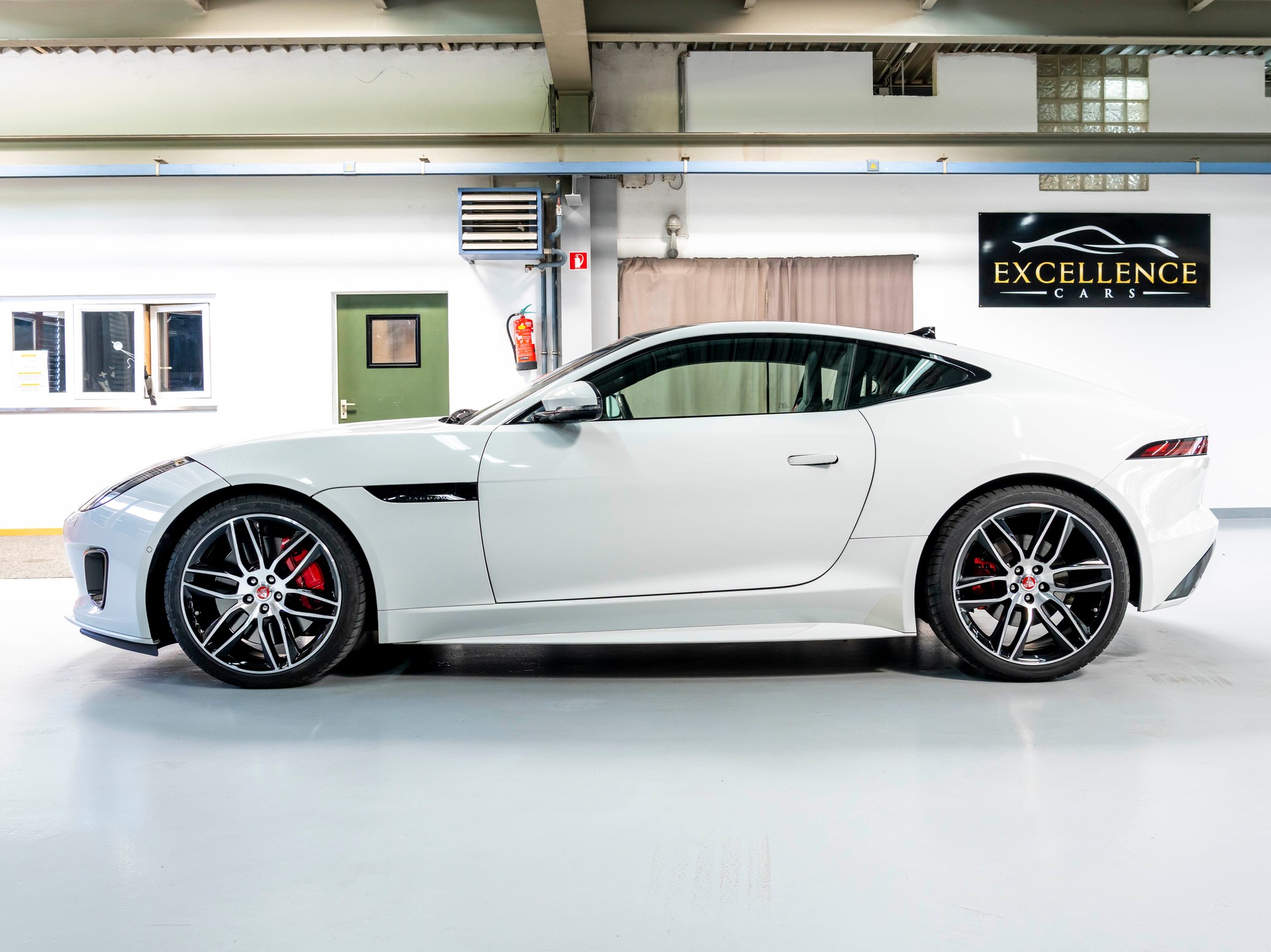 JAGUAR F-Type Coupé 3.0 V6 S/C AWD Chequered Flag Aut.-image-3