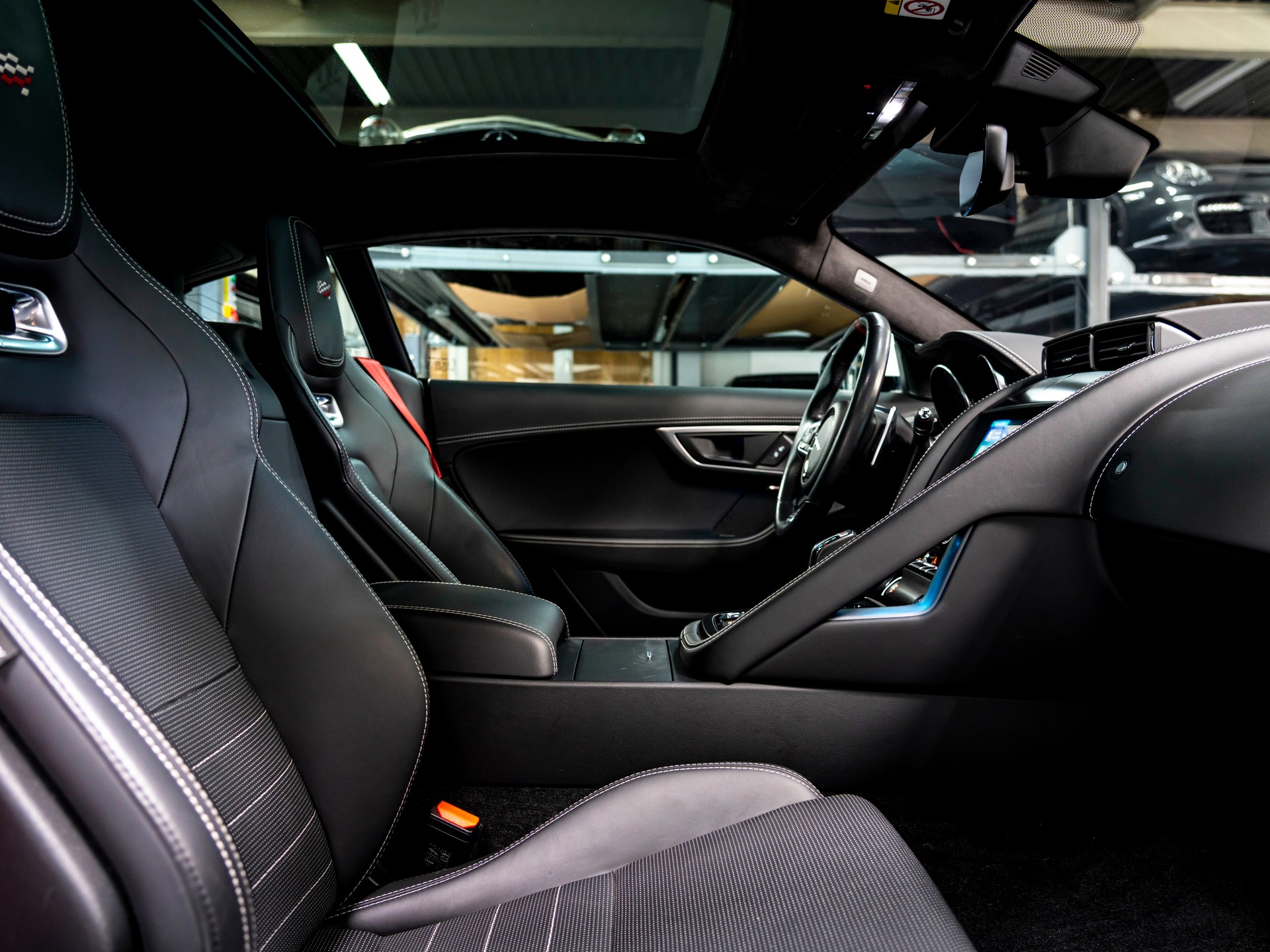 JAGUAR F-Type Coupé 3.0 V6 S/C AWD Chequered Flag Aut.-image-23