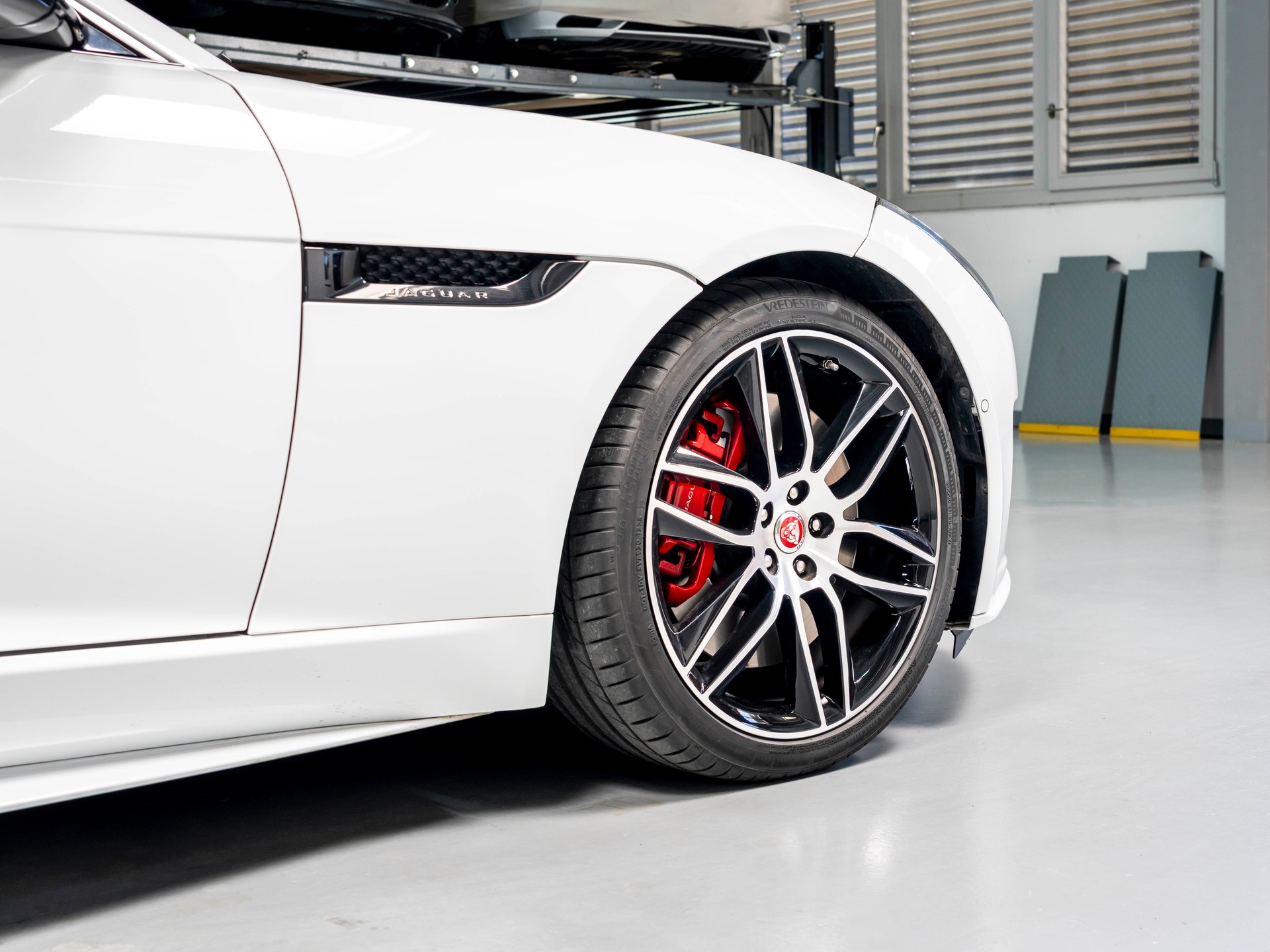 JAGUAR F-Type Coupé 3.0 V6 S/C AWD Chequered Flag Aut.-image-12