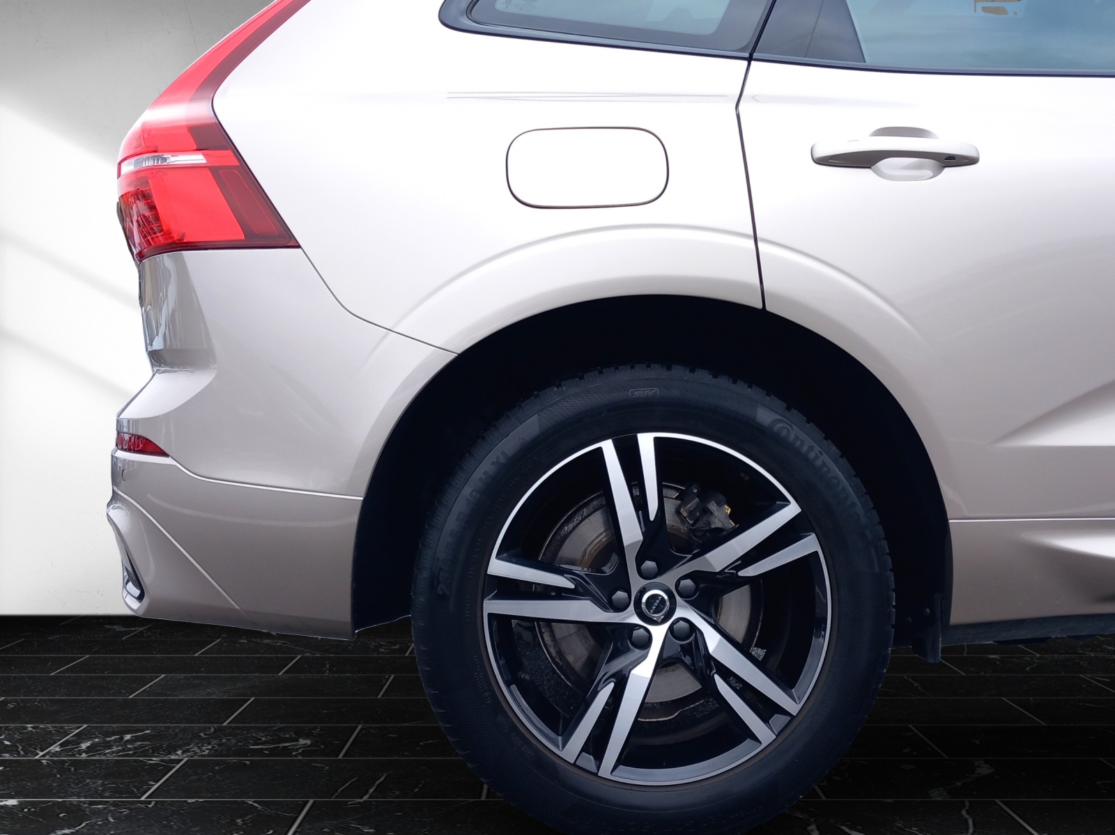 VOLVO XC60 2.0 B5 MH Plus Dark AWD-image-10