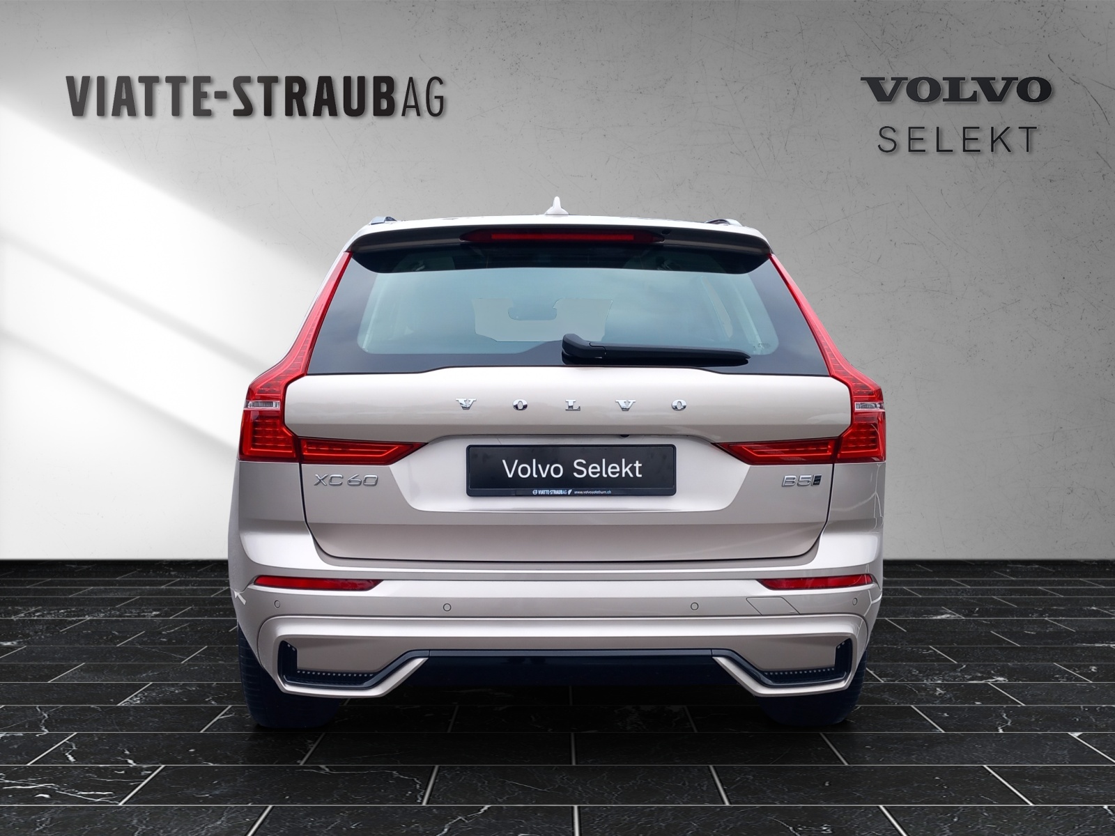 VOLVO XC60 2.0 B5 MH Plus Dark AWD-image-4