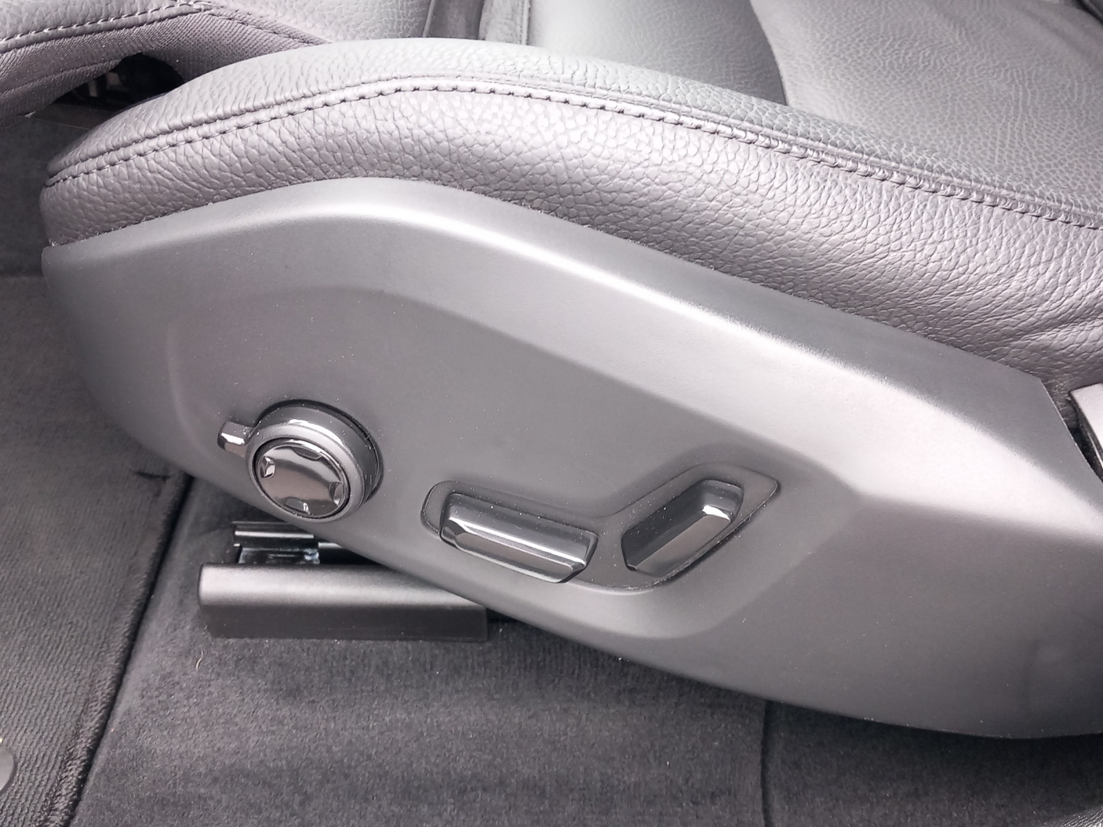 VOLVO XC60 2.0 B5 MH Plus Dark AWD-image-20