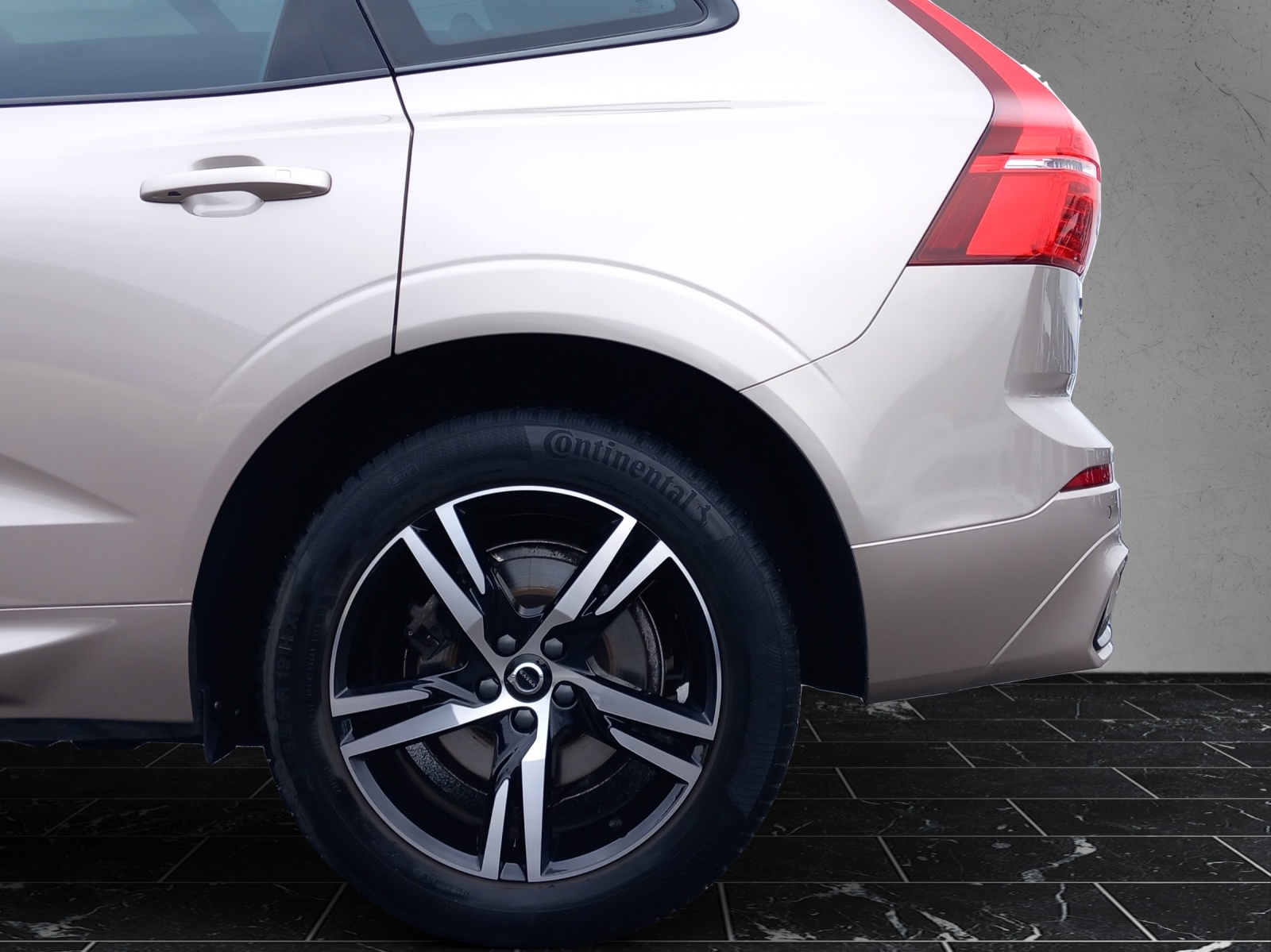 VOLVO XC60 2.0 B5 MH Plus Dark AWD-image-9
