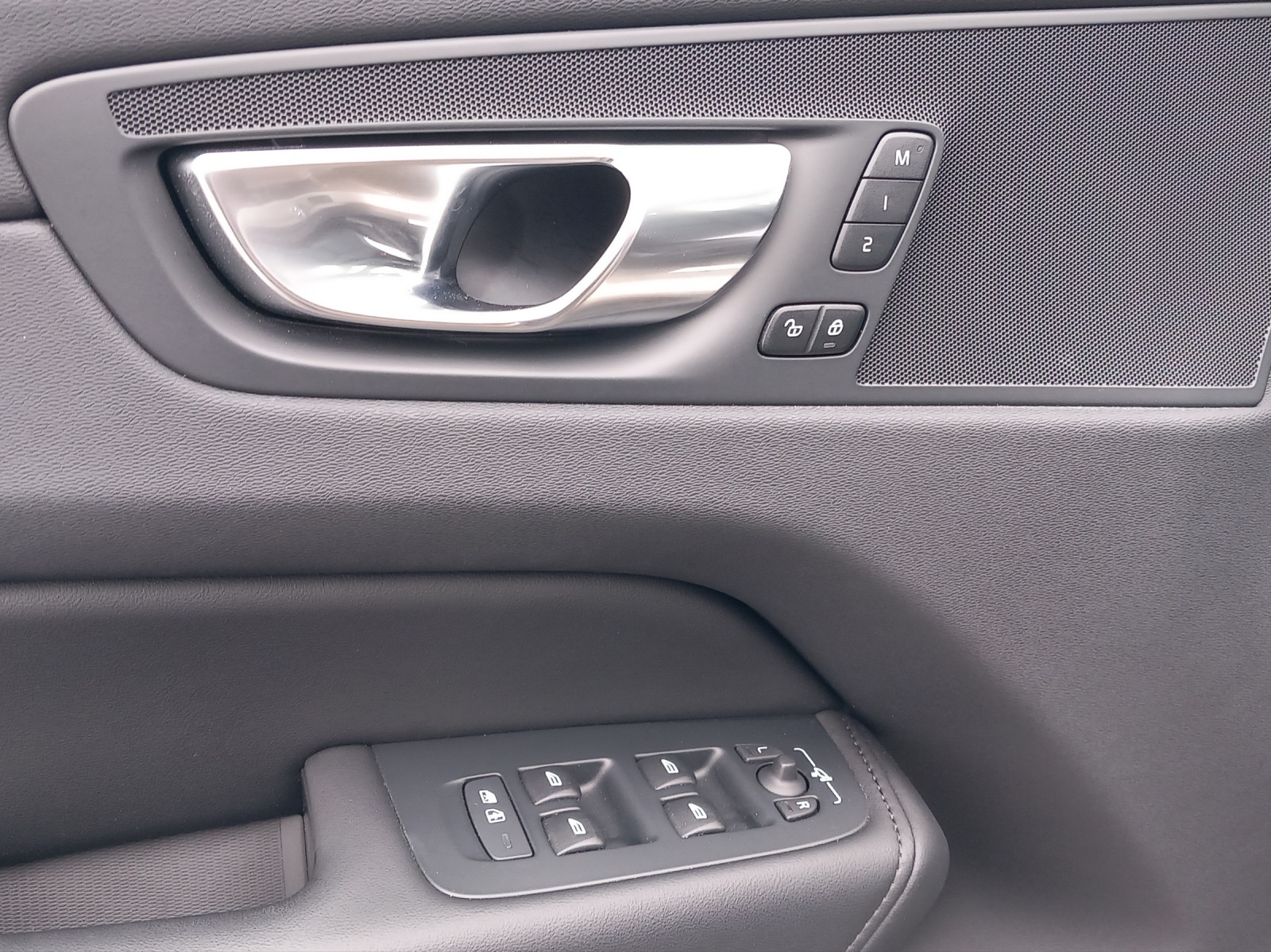 VOLVO XC60 2.0 B5 MH Plus Dark AWD-image-18