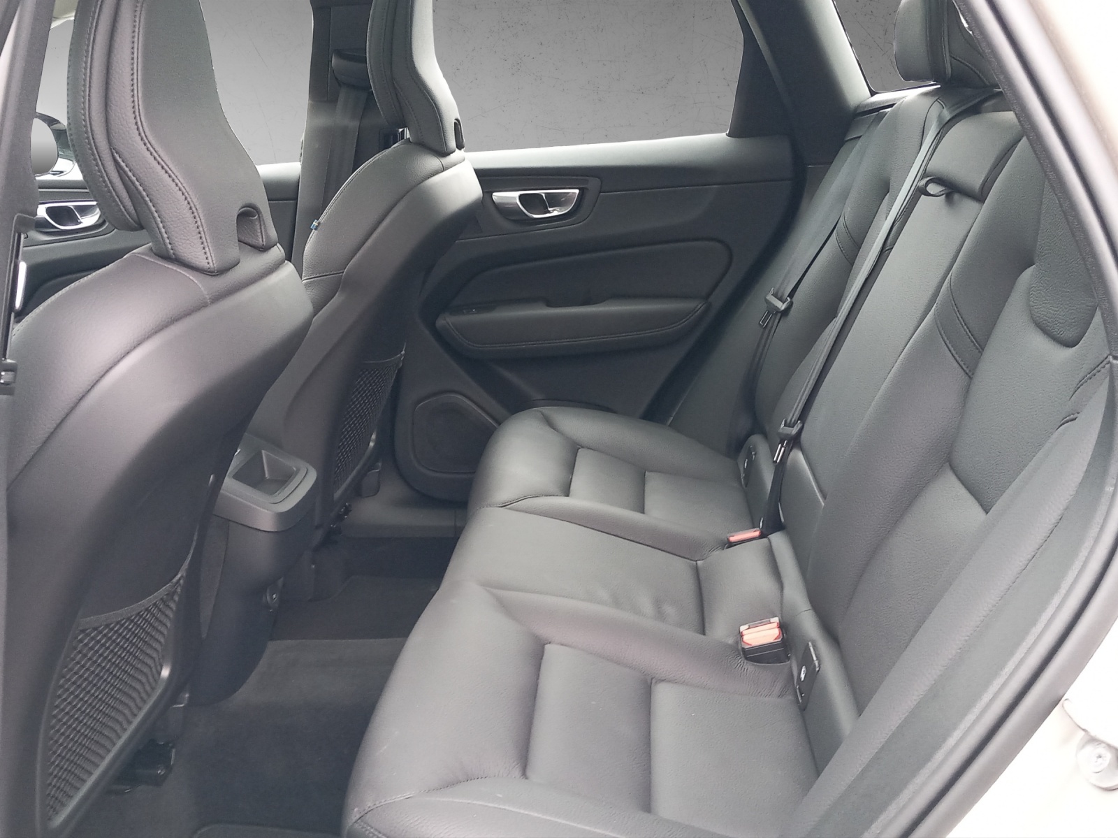 VOLVO XC60 2.0 B5 MH Plus Dark AWD-image-13