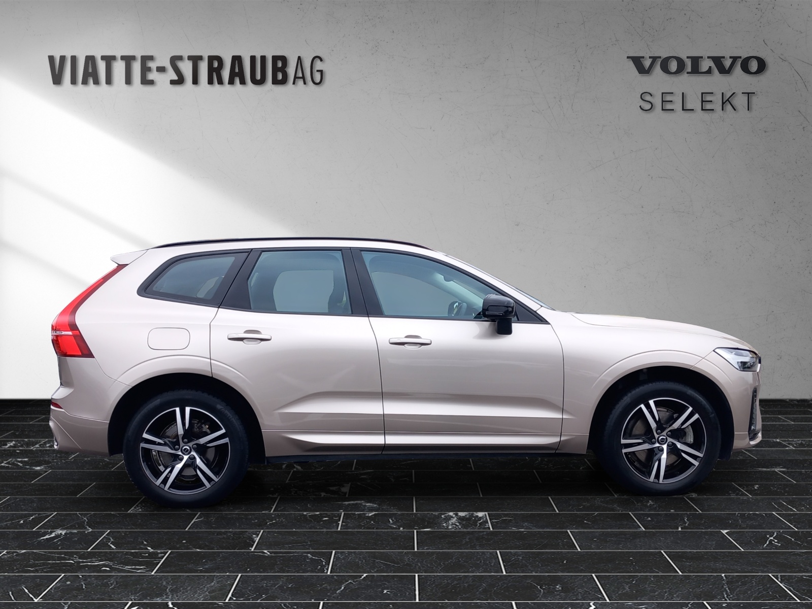VOLVO XC60 2.0 B5 MH Plus Dark AWD-image-2