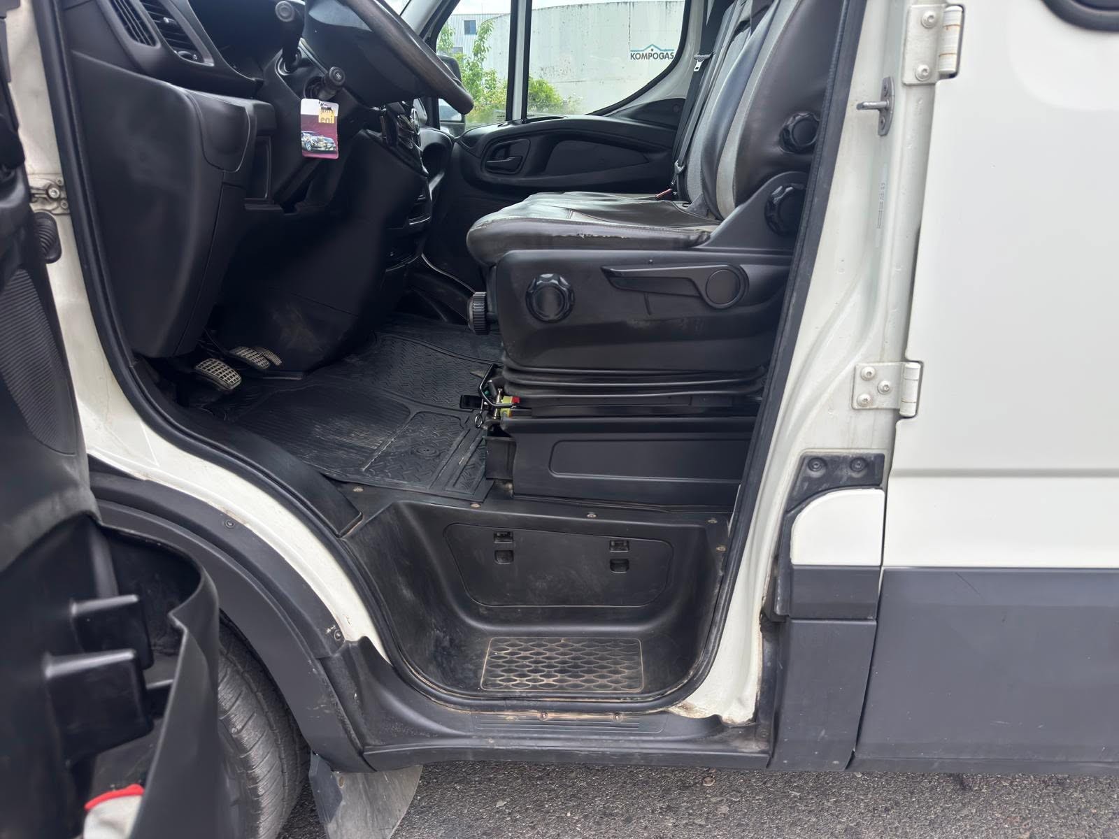 IVECO 35 S 16 DOKA 7 PLÄTZE KLIMAANLAGE-image-11